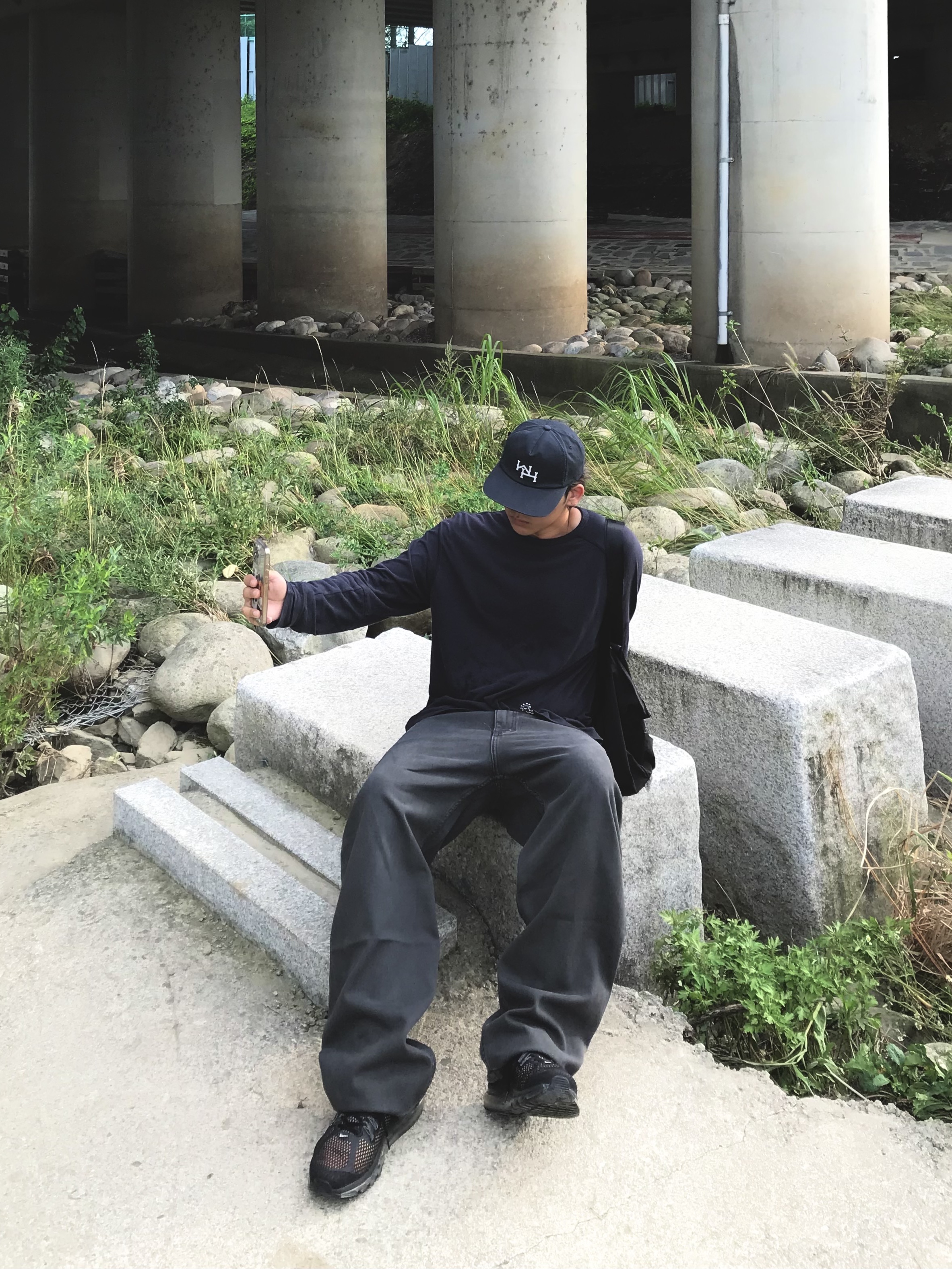 Hatchingroom x Worthwhile Movement W&H Cap Washed Black, Hatchingroom Double Sleeve T-Shirt Blue Charcoal 착용 스타일 - 1