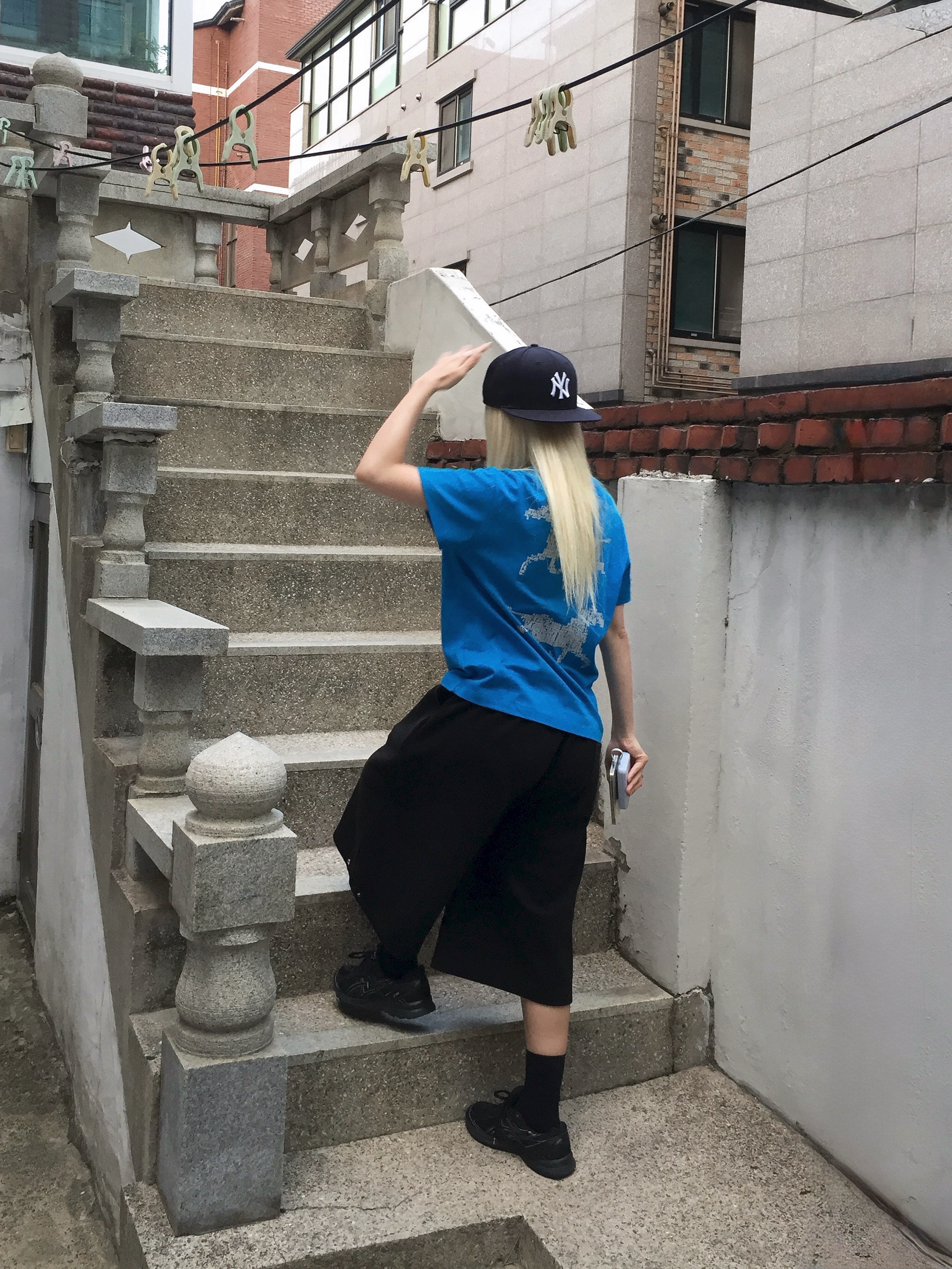 NODI System Error Horse Crop Tee Sapphire Blue, New Era 59Fifty MLB Authentic New York Yankees Game Navy 착용 스타일 - 2