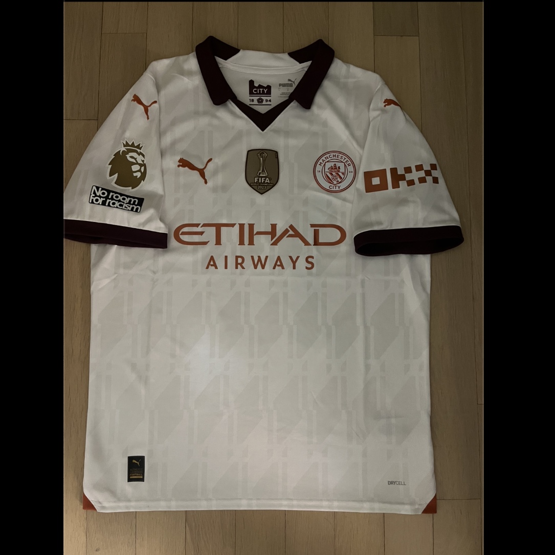 Puma Manchester City 2023/24 Away Jersey White Aubergine (Non Marking Ver.), Puma Manchester City 2024/25 4th Jersey Rosebay Bold Blue (Non Marking Ver.) 착용 스타일 - 4
