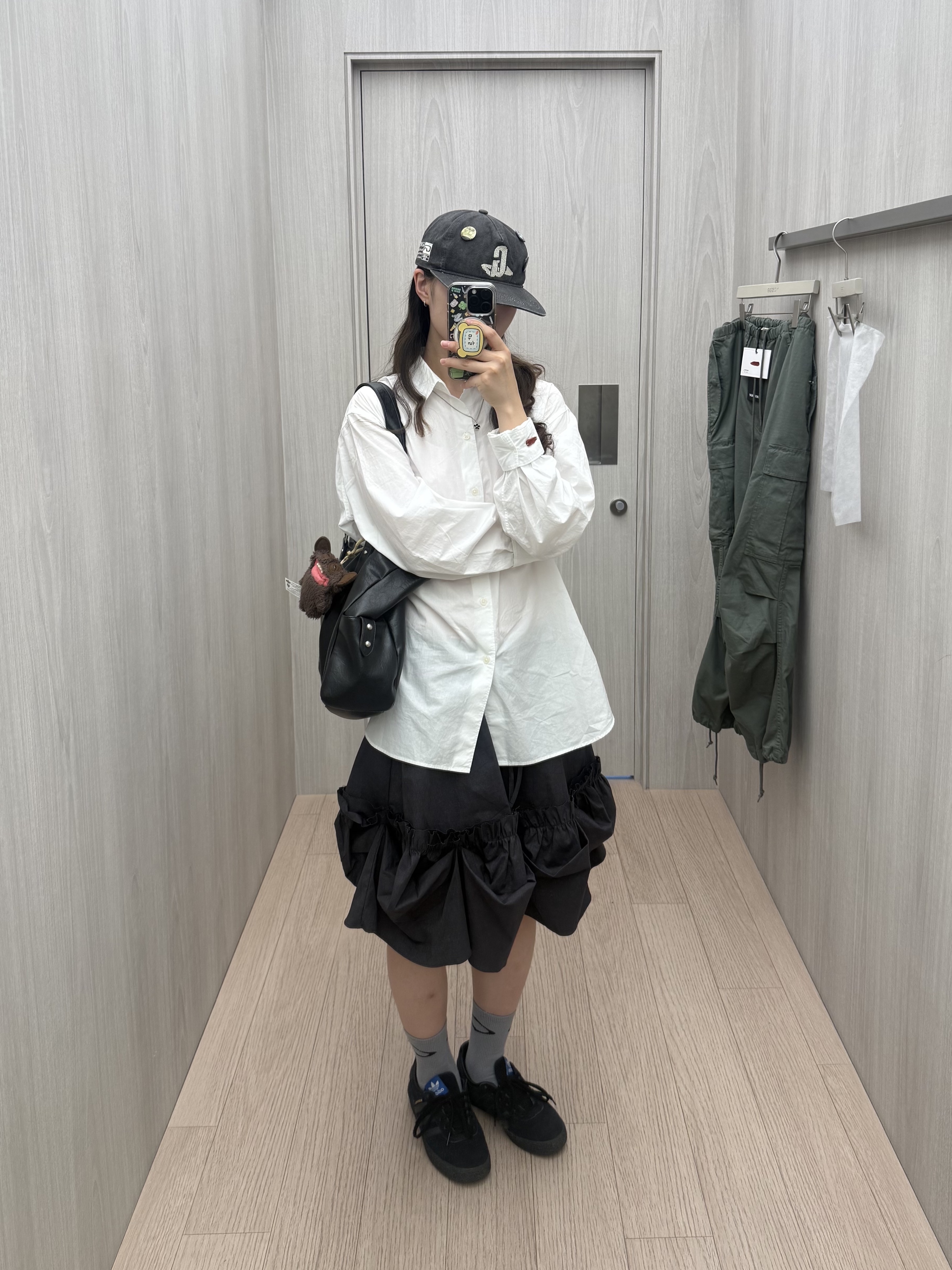 AKRYL Typewriter Shirt White - 26FW, AKRYL Fat Cargo Pants Olive - 26FW 착용 스타일 - 1