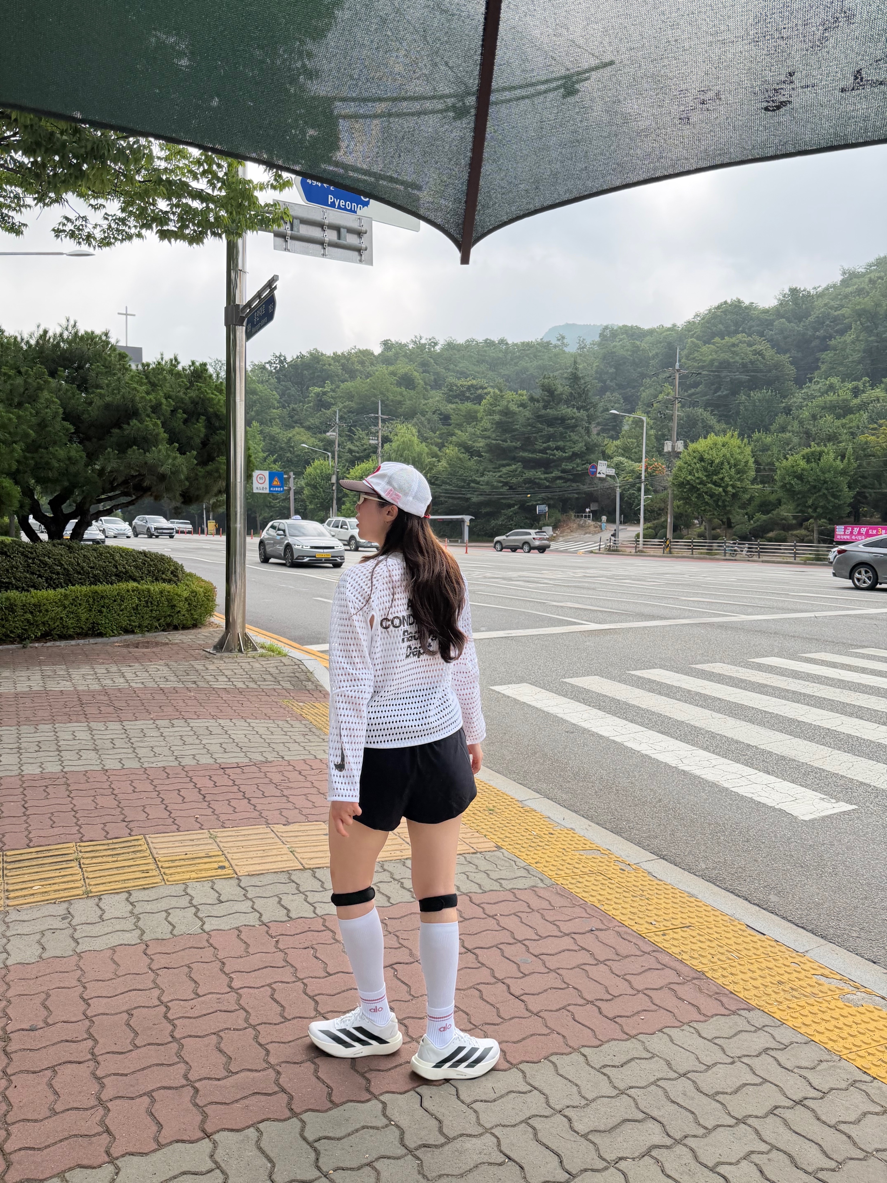 (W) Nike ACG Radical Airflow NXT White Anthracite - Asia, Alex Zono Running Loves You Trucker White 착용 스타일 - 2