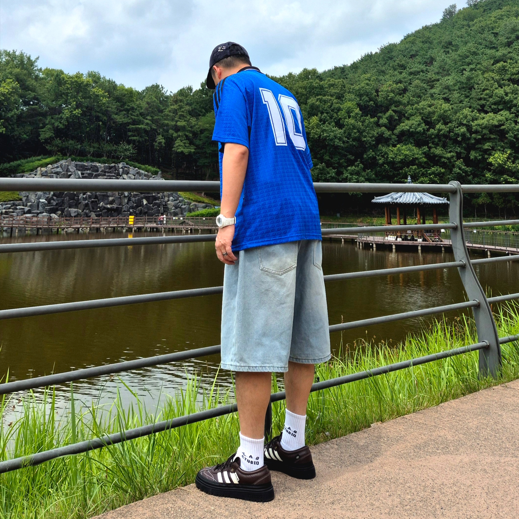 Adidas x Song for the Mute 007 Samba LX Freizeit Aurora Coffee, IAB Studio Socks White (5 Pack) 착용 스타일 - 2