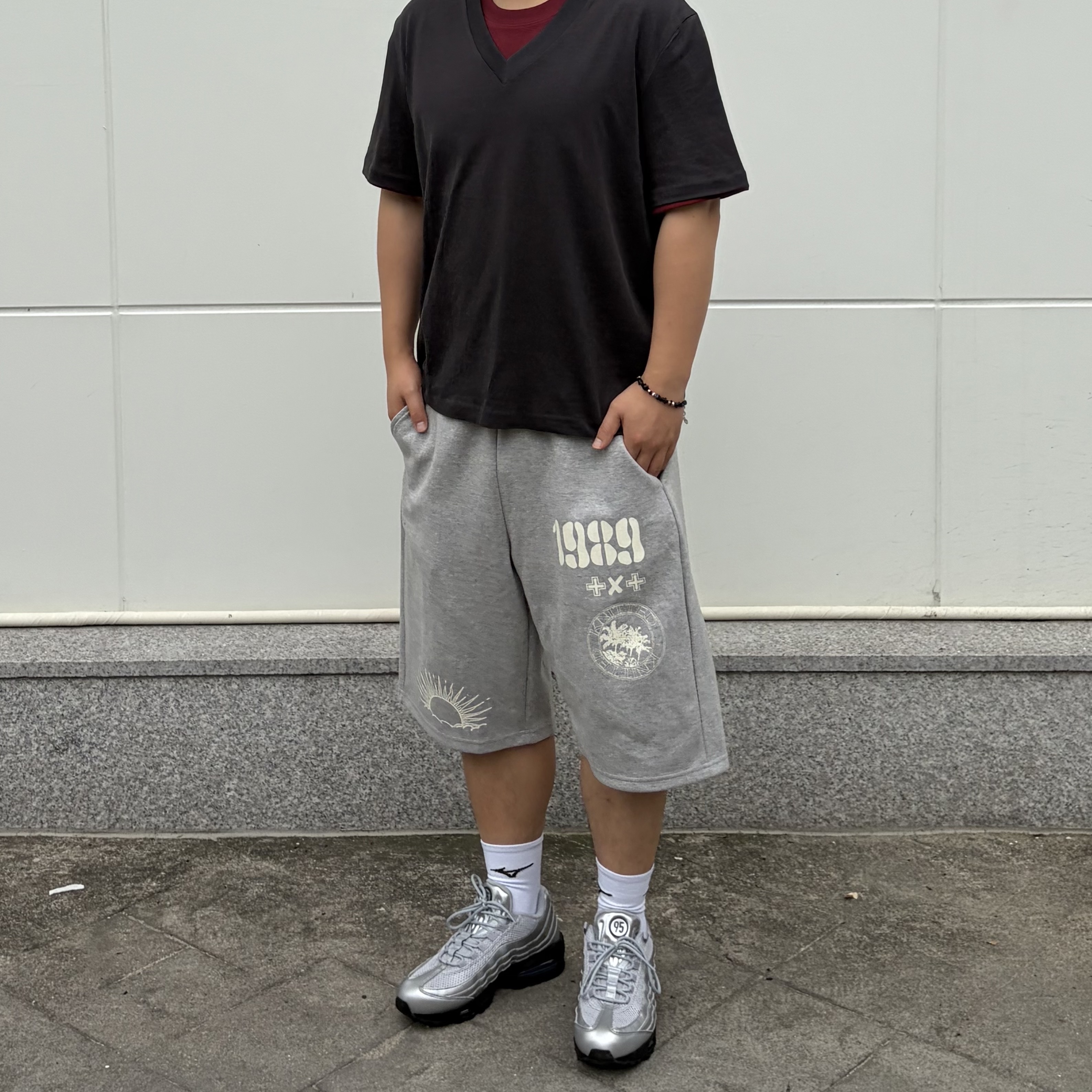 [KREAM 단독] Knitted 1989 Sunrise Graphic Bermuda Half Pants Melange Grey 착용 스타일 - 2