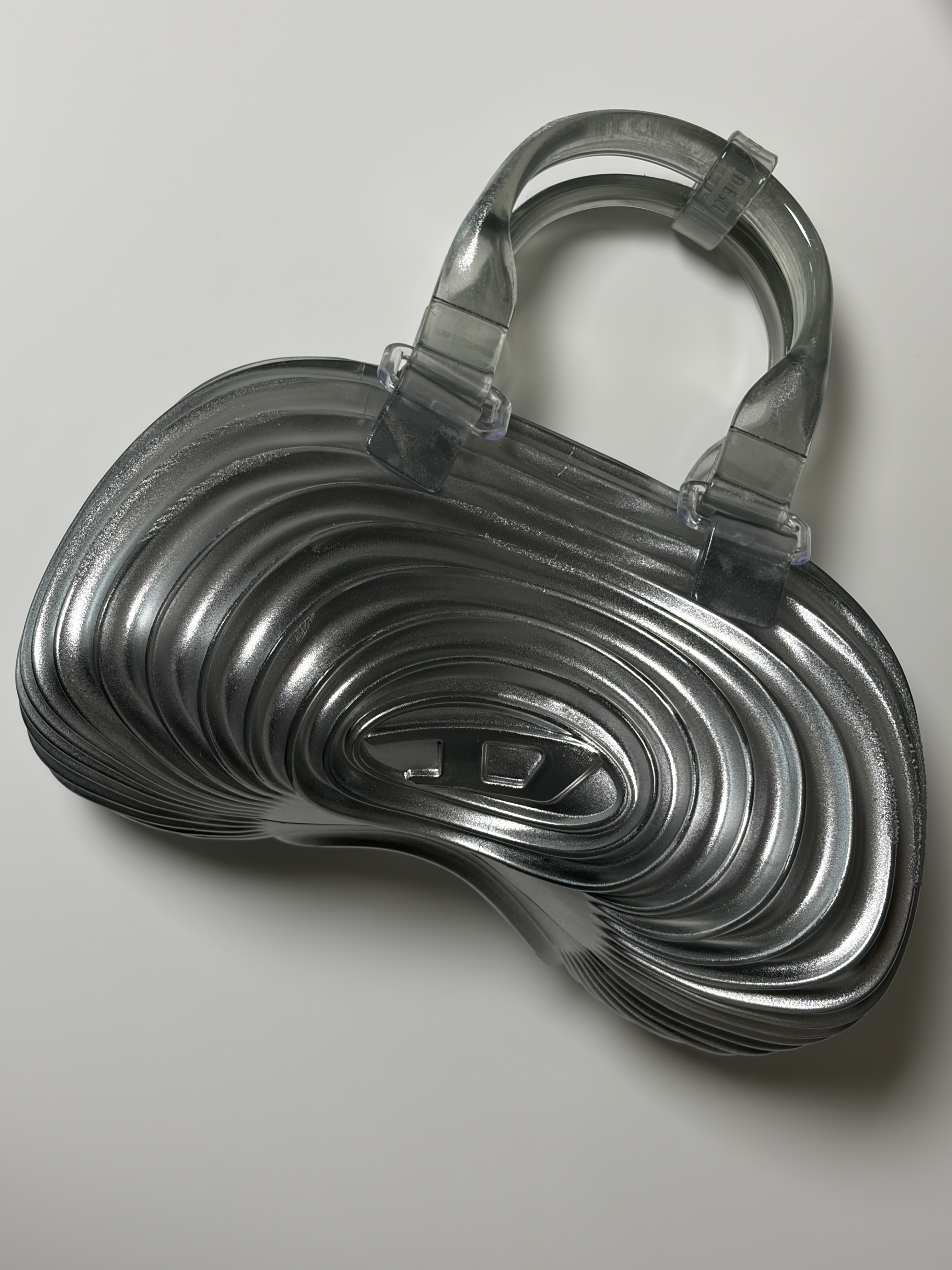 Diesel x Melissa Quantum Dome Handbag In Melflex Silver 착용 스타일