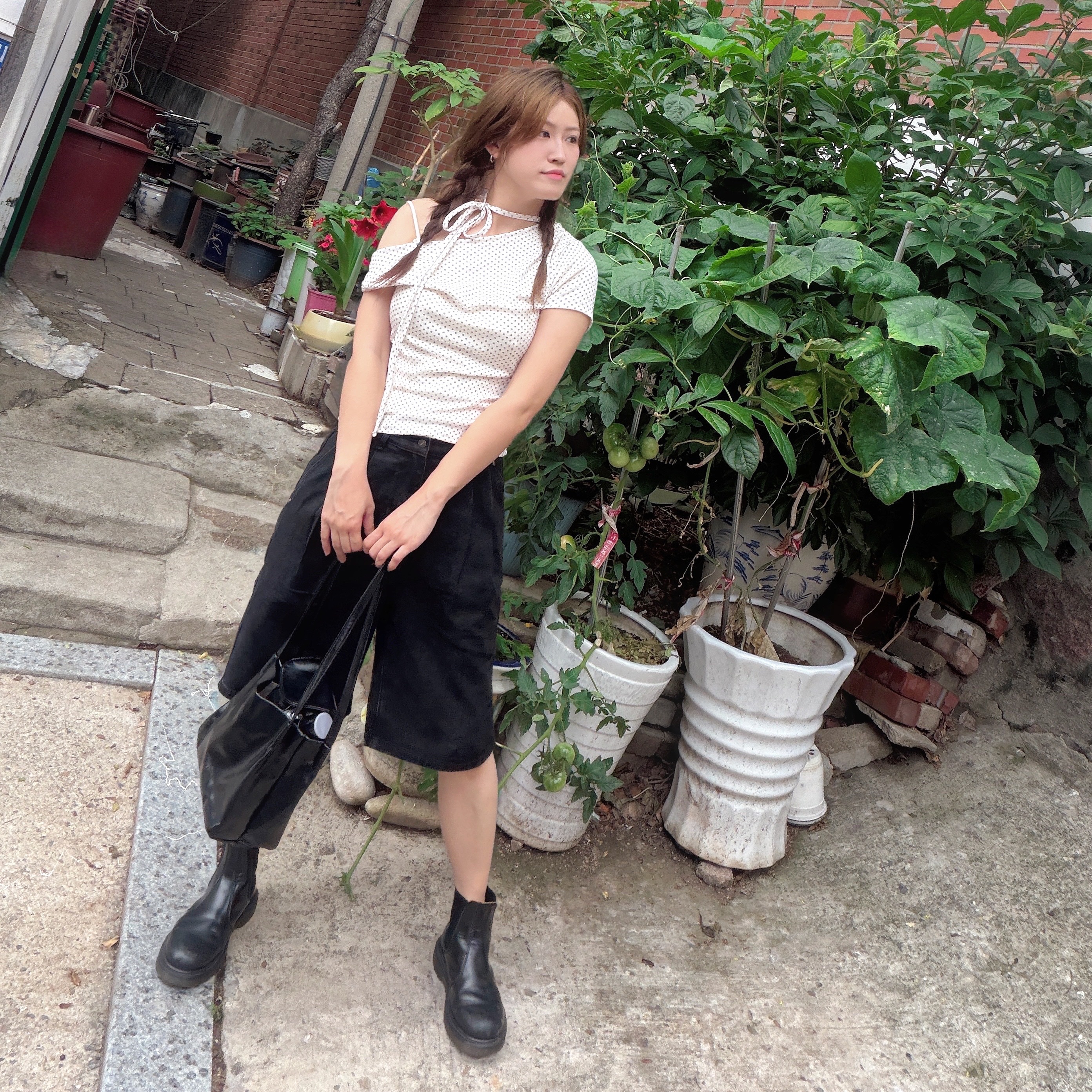 [KREAM 단독][니티드X림박스] Knitted Relaxed Washing Denim Two-Tuck Cinch Back Shorts Black, Dr. Martens 2976 Chelsea Black Smooth 착용 스타일 - 4