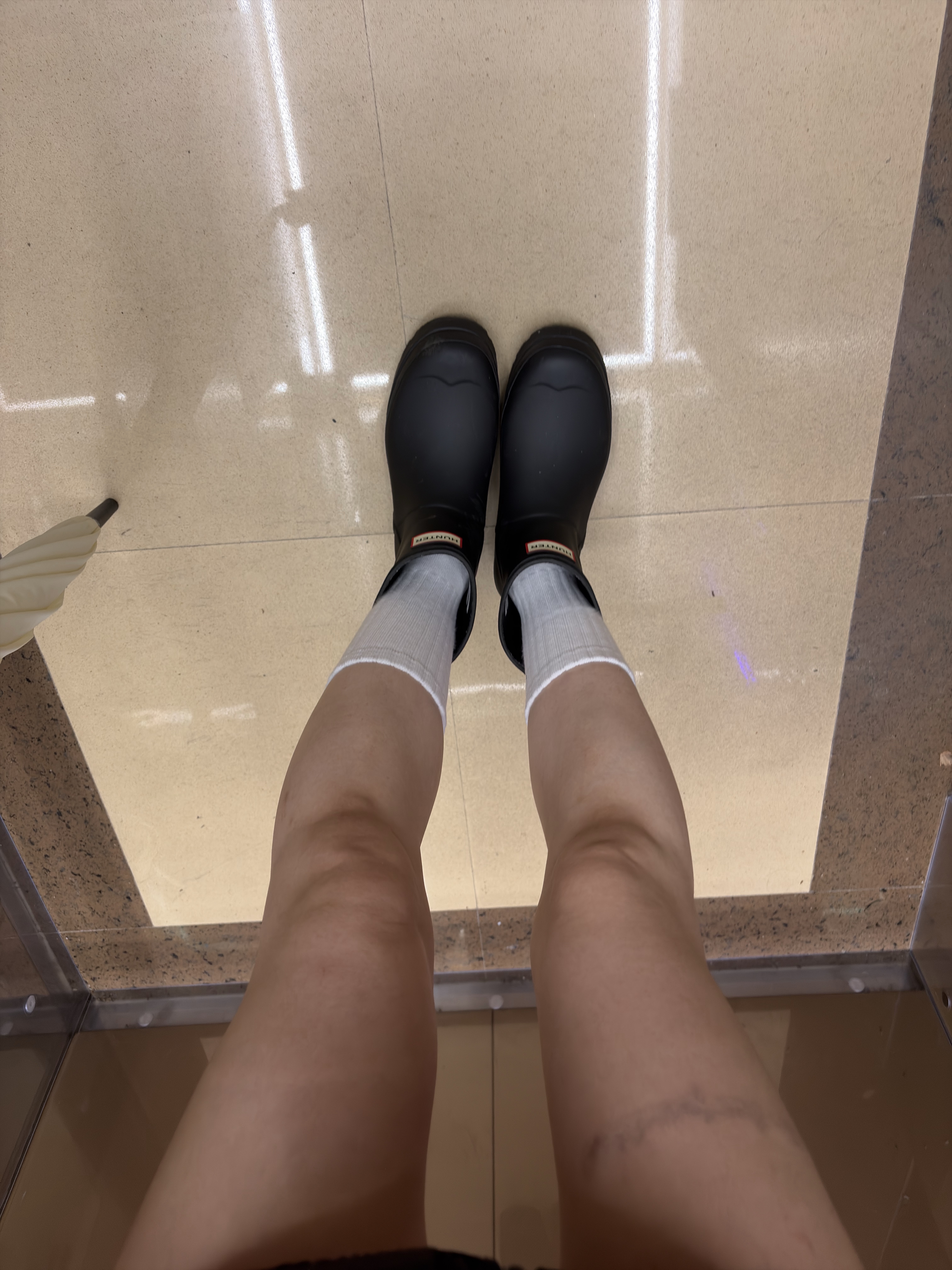 (W) Hunter Play Short Rain Boots Black, Mizuno LG 60S 2K Brown 착용 스타일 - 2