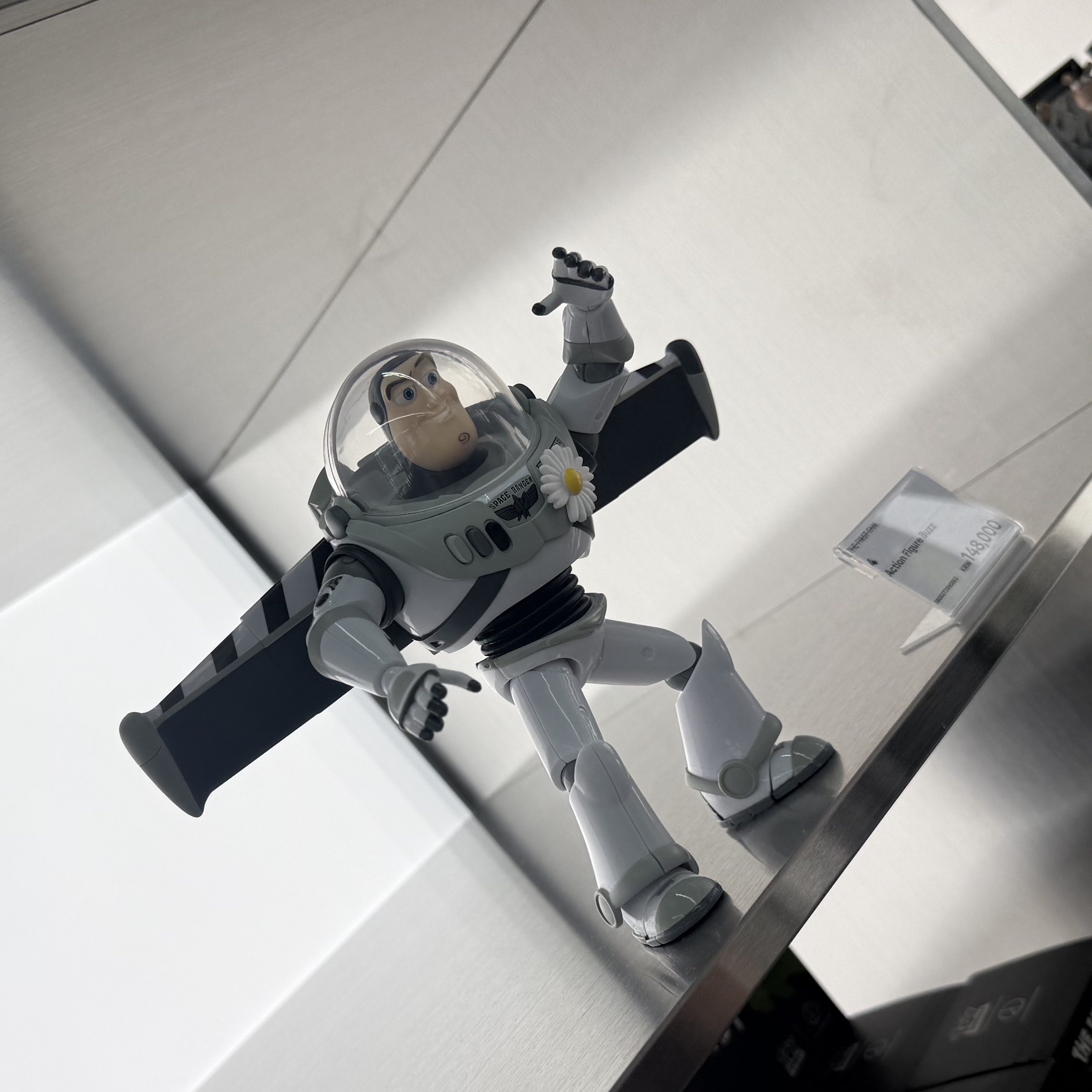 Peaceminusone x Toy Story The First Fan Action Figure Buzz 착용 스타일