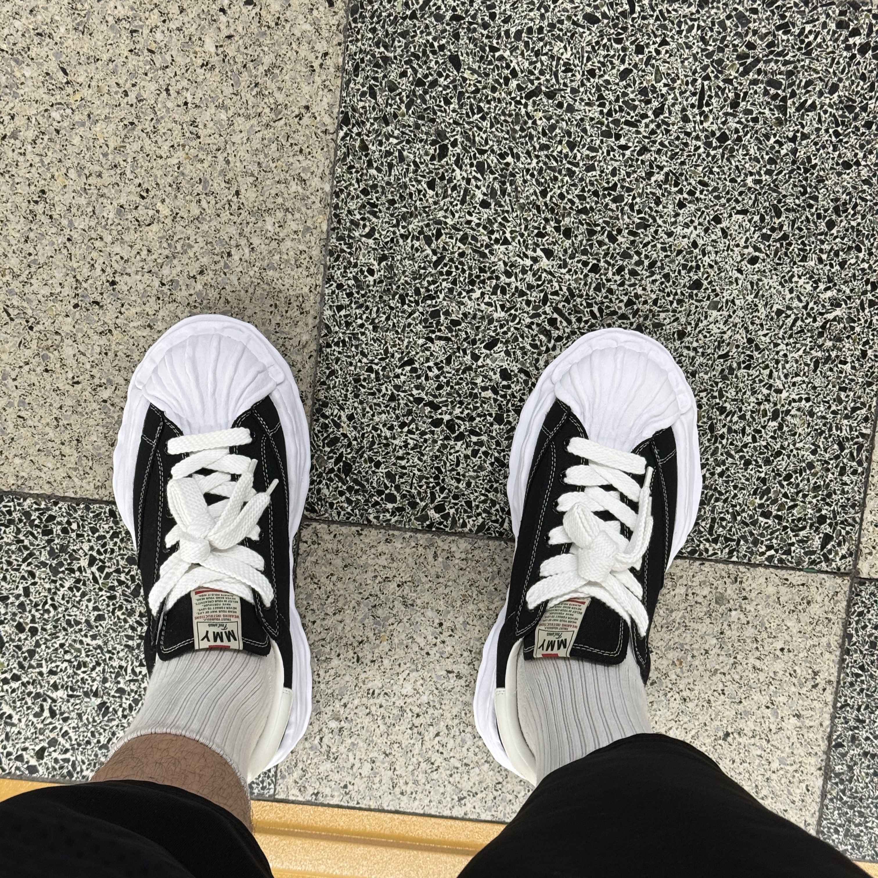 Maison Mihara Yasuhiro Blakey OG Sole Canvas Low-top Sneakers Black White 착용 스타일 - 2