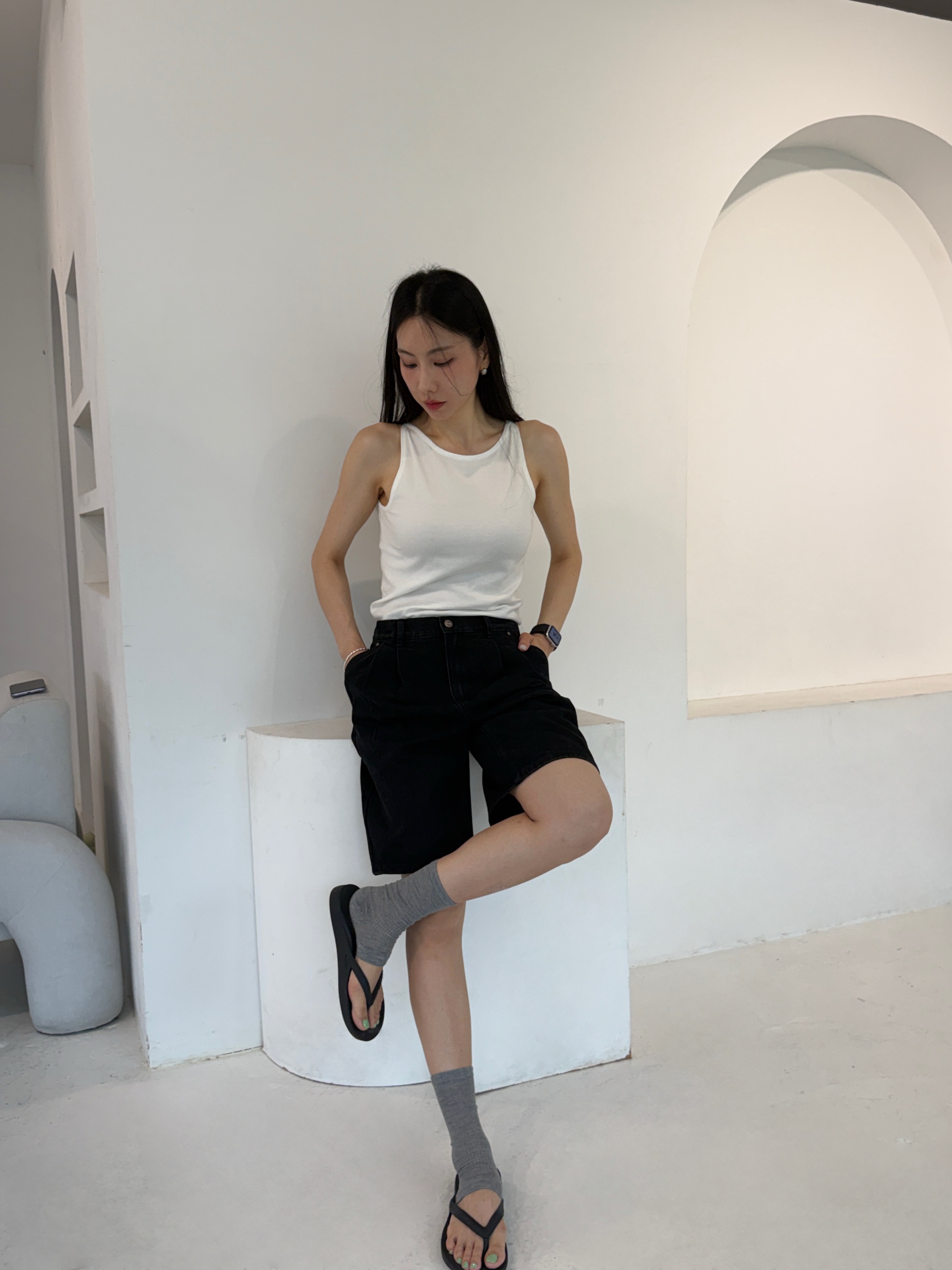 [KREAM 단독][니티드X림박스] Knitted Relaxed Washing Denim Two-Tuck Cinch Back Shorts Black 착용 스타일 - 4