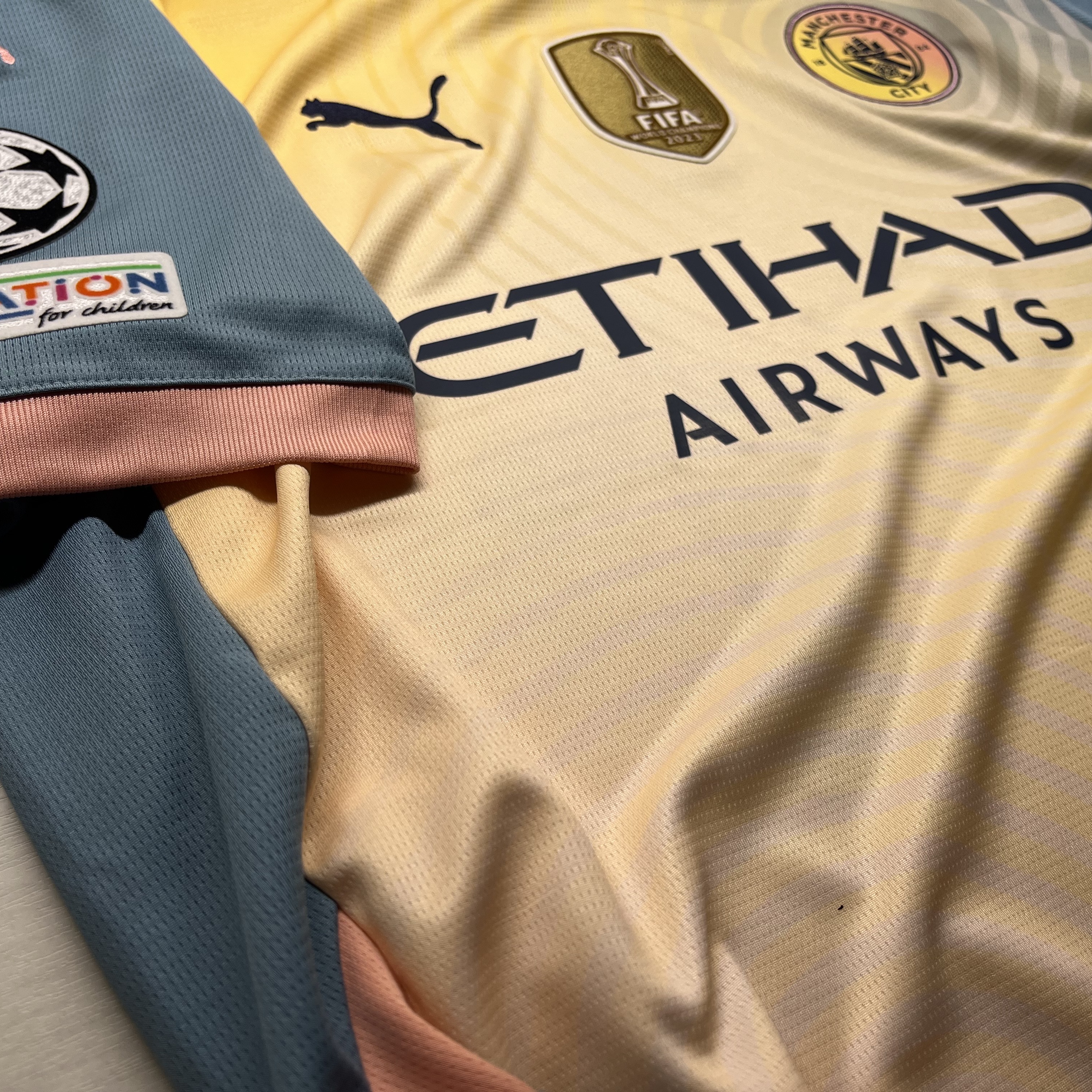 Puma Manchester City 2023/24 Away Jersey White Aubergine (Non Marking Ver.), Puma Manchester City 2024/25 4th Jersey Rosebay Bold Blue (Non Marking Ver.) 착용 스타일 - 8