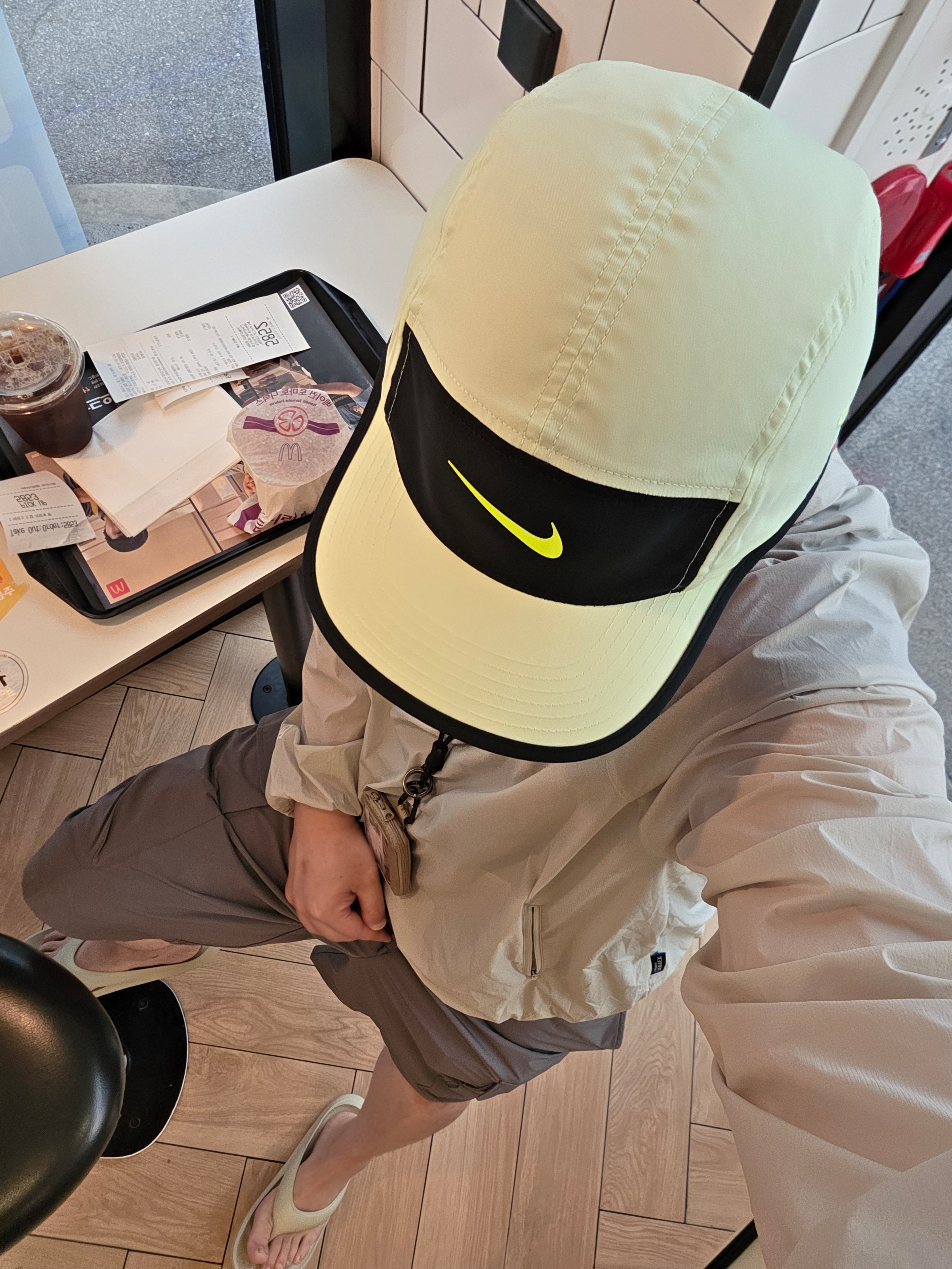 New Balance Rebound Flip Flop Light Yellow, Nike Dri-Fit Fly Unstructured Swoosh Cap Barely Volt Black 착용 스타일 - 3
