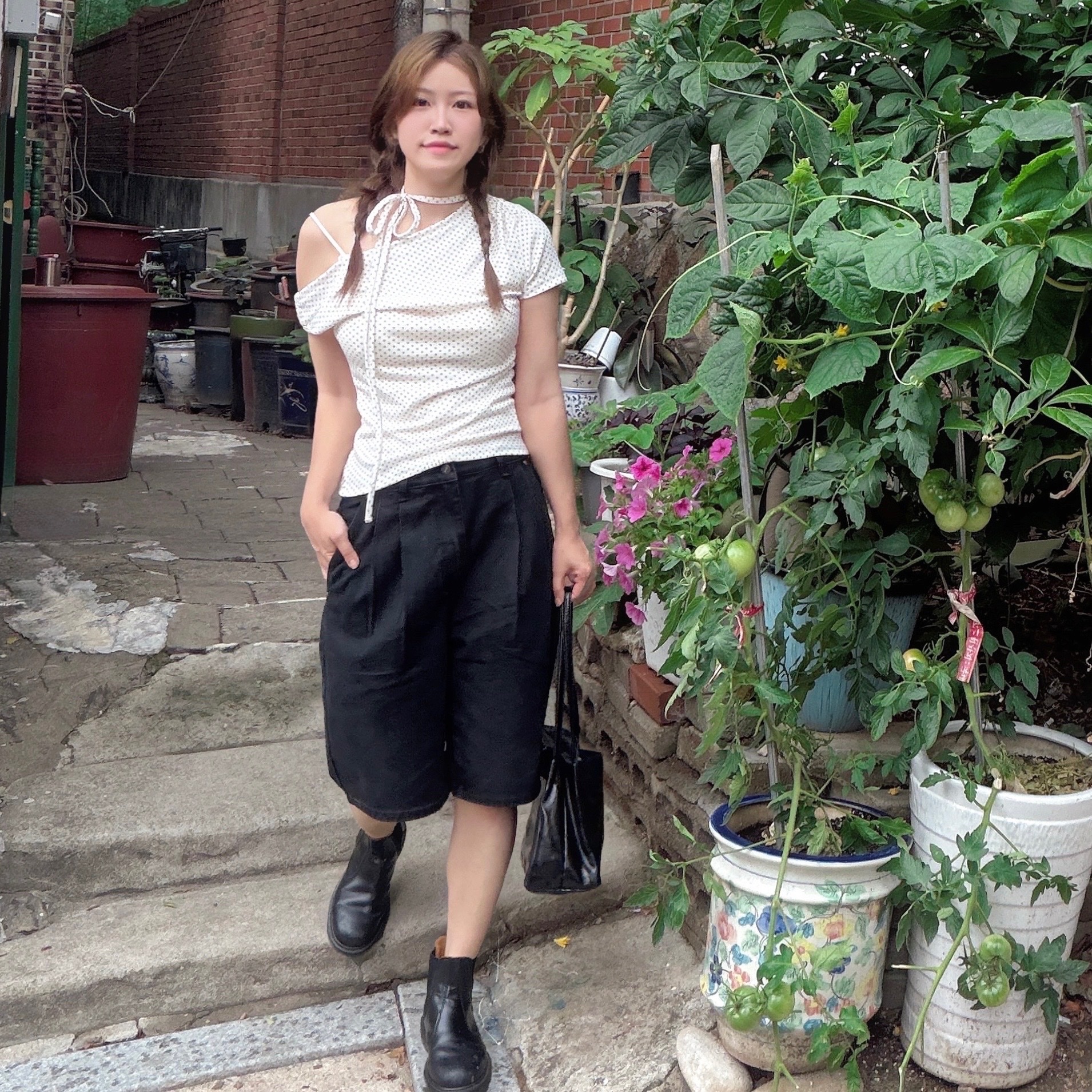 [KREAM 단독][니티드X림박스] Knitted Relaxed Washing Denim Two-Tuck Cinch Back Shorts Black, Dr. Martens 2976 Chelsea Black Smooth 착용 스타일 - 2