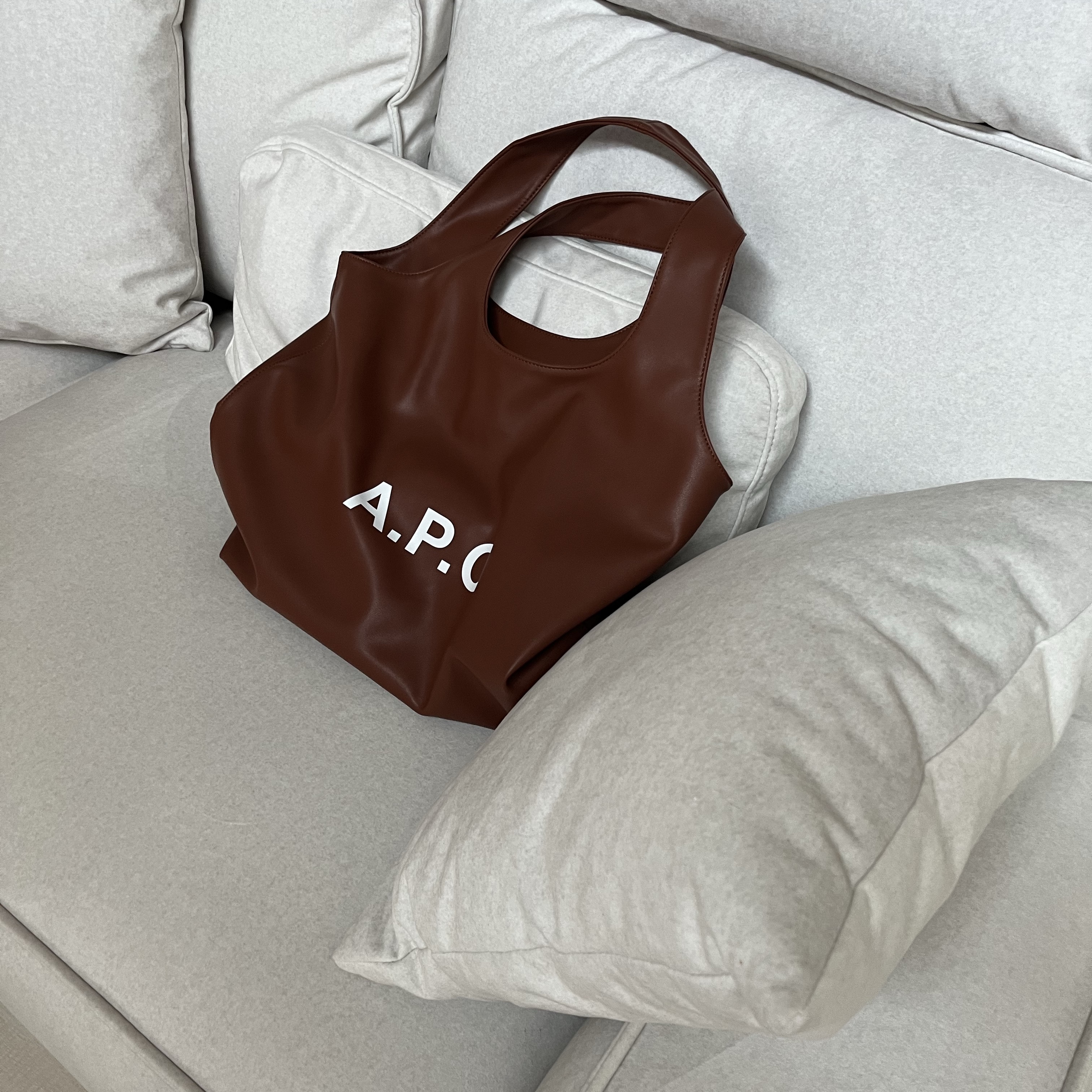 A.P.C. Ninon Tote Bag Nut Brown 착용 스타일