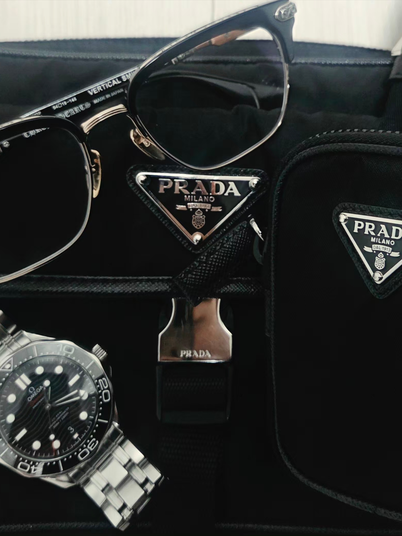 Prada Re-Nylon and Saffiano Leather Shoulder Bag Black, Chrome Hearts Vertical Smile II Classic Brown Gold Plated 착용 스타일 - 3