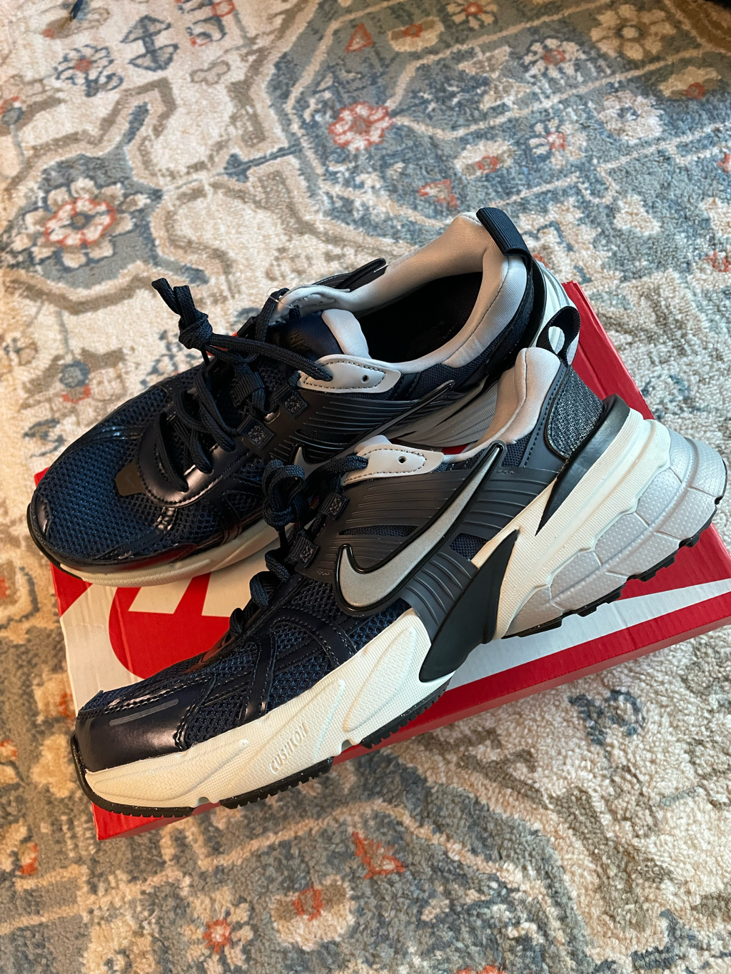 Nike V2K Run Obsidian Thunder Blue 착용 스타일 - 1
