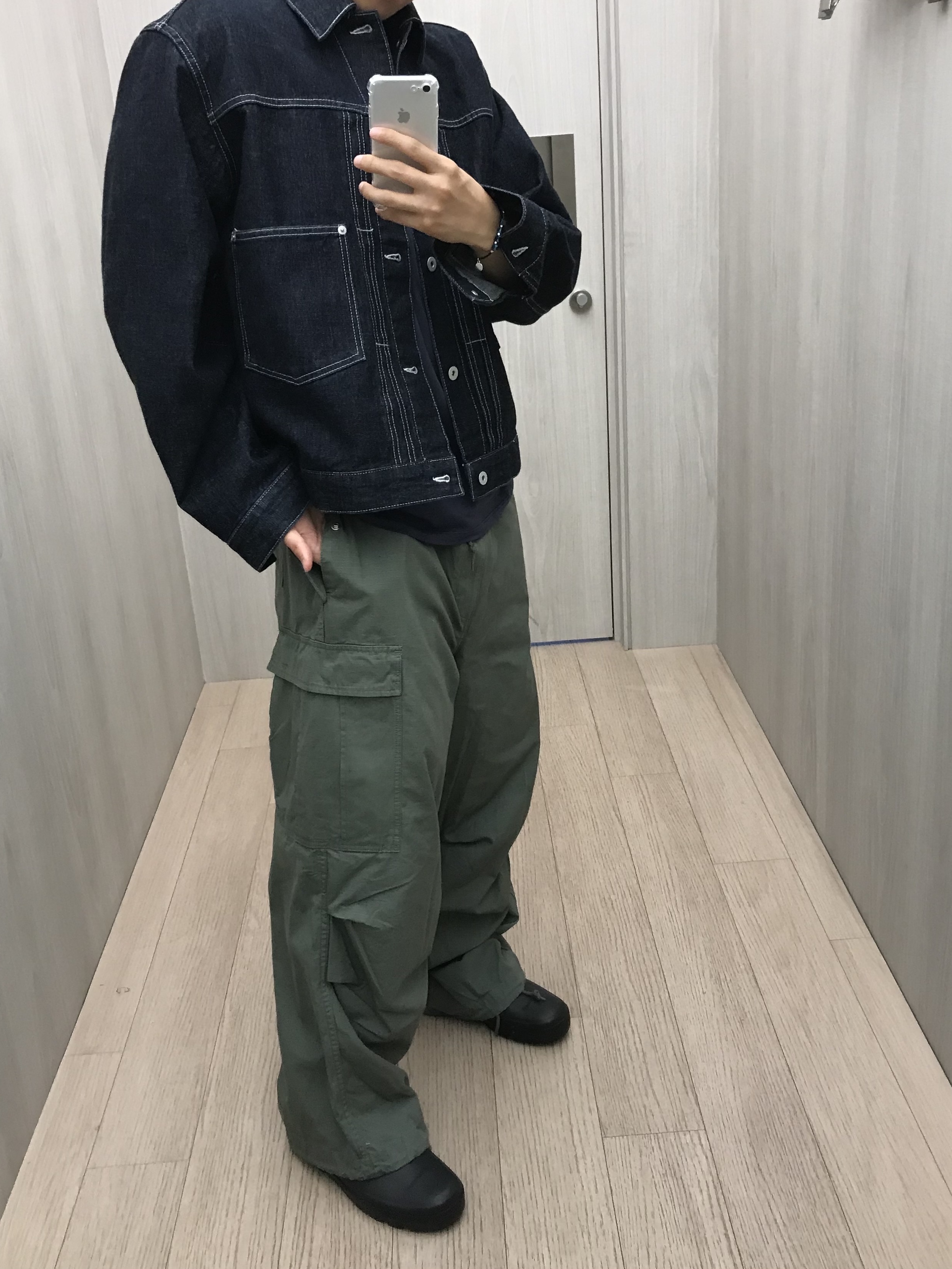 AKRYL Denim Boxy Jacket One Wash - 26FW, AKRYL Fat Cargo Pants Olive - 26FW 착용 스타일 - 2