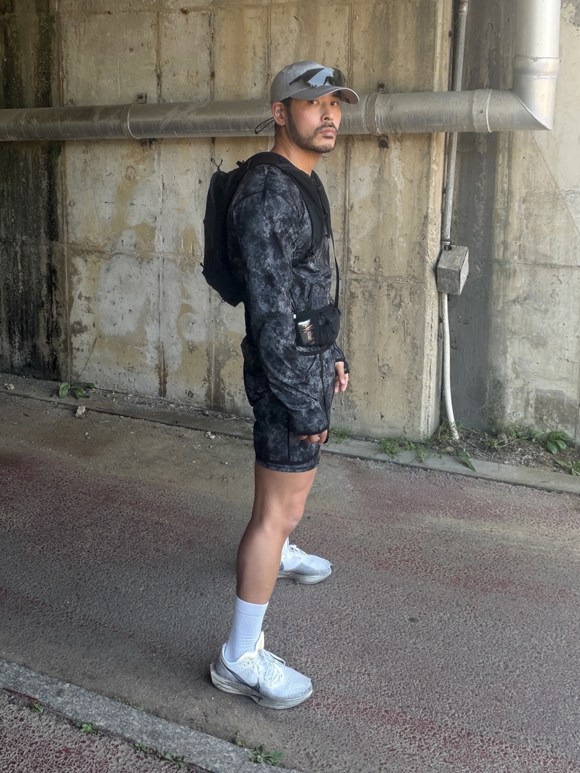 WTD PACER Trans Black Smoke, Nike ZoomX Vaporfly Next% 3 White Grey 착용 스타일 - 2