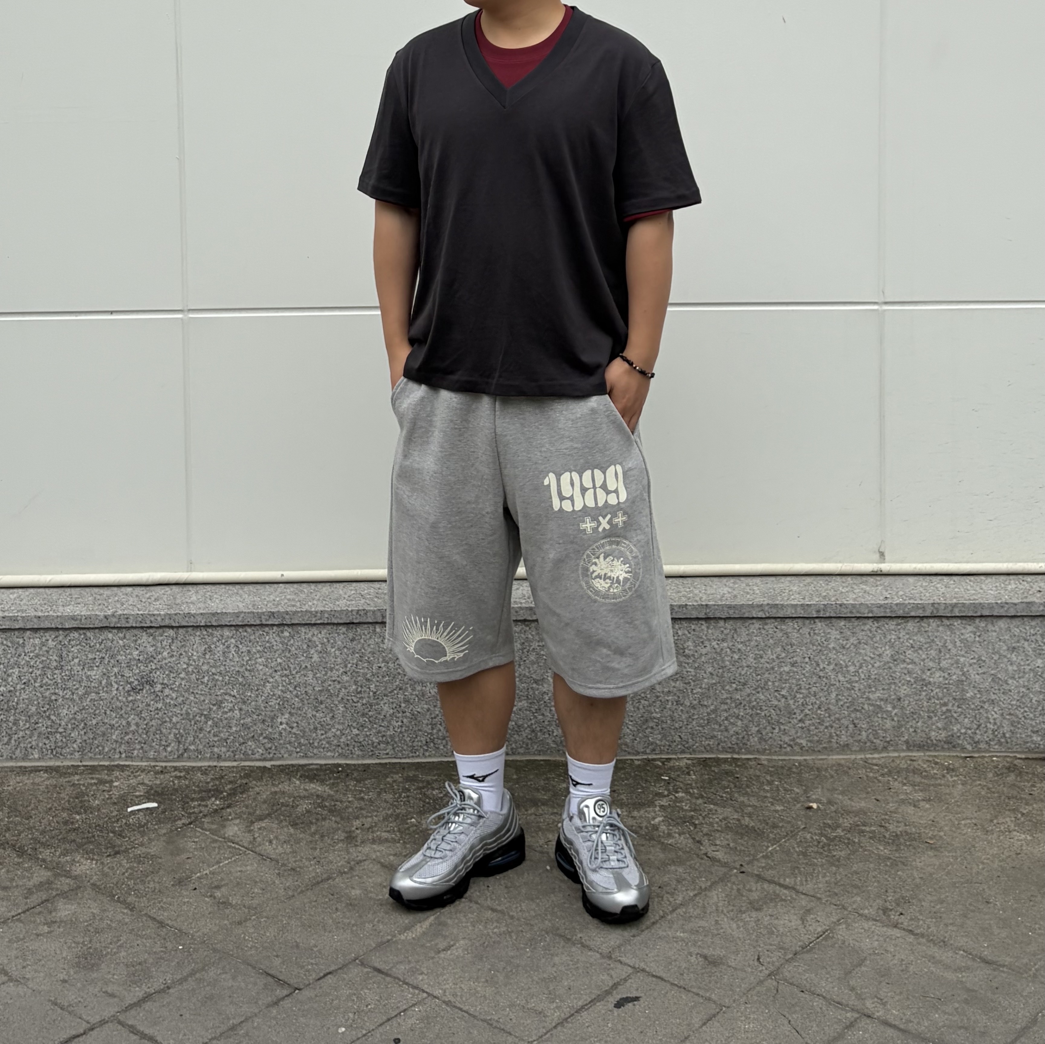 [KREAM 단독] Knitted 1989 Sunrise Graphic Bermuda Half Pants Melange Grey 착용 스타일 - 3