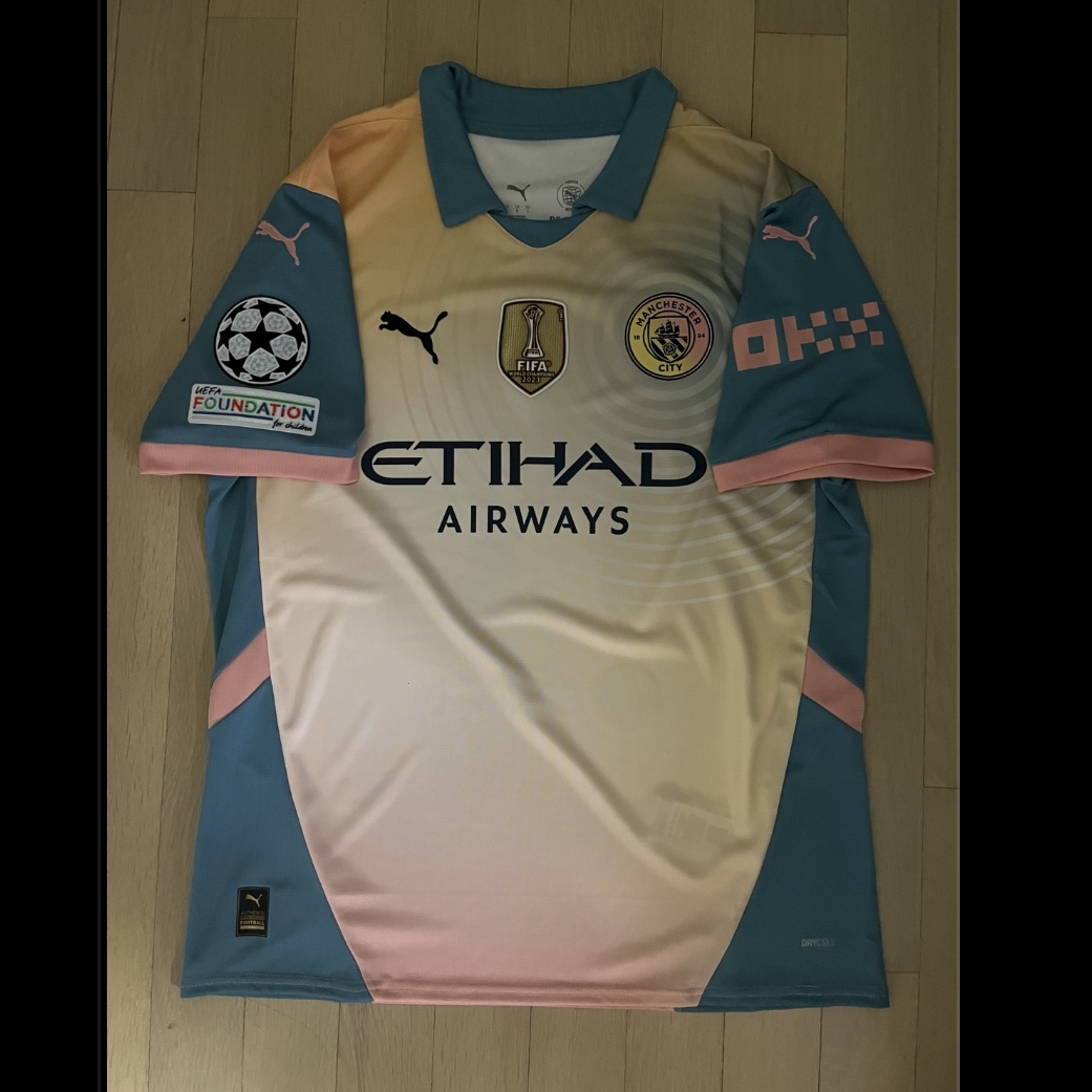 Puma Manchester City 2023/24 Away Jersey White Aubergine (Non Marking Ver.), Puma Manchester City 2024/25 4th Jersey Rosebay Bold Blue (Non Marking Ver.) 착용 스타일 - 6