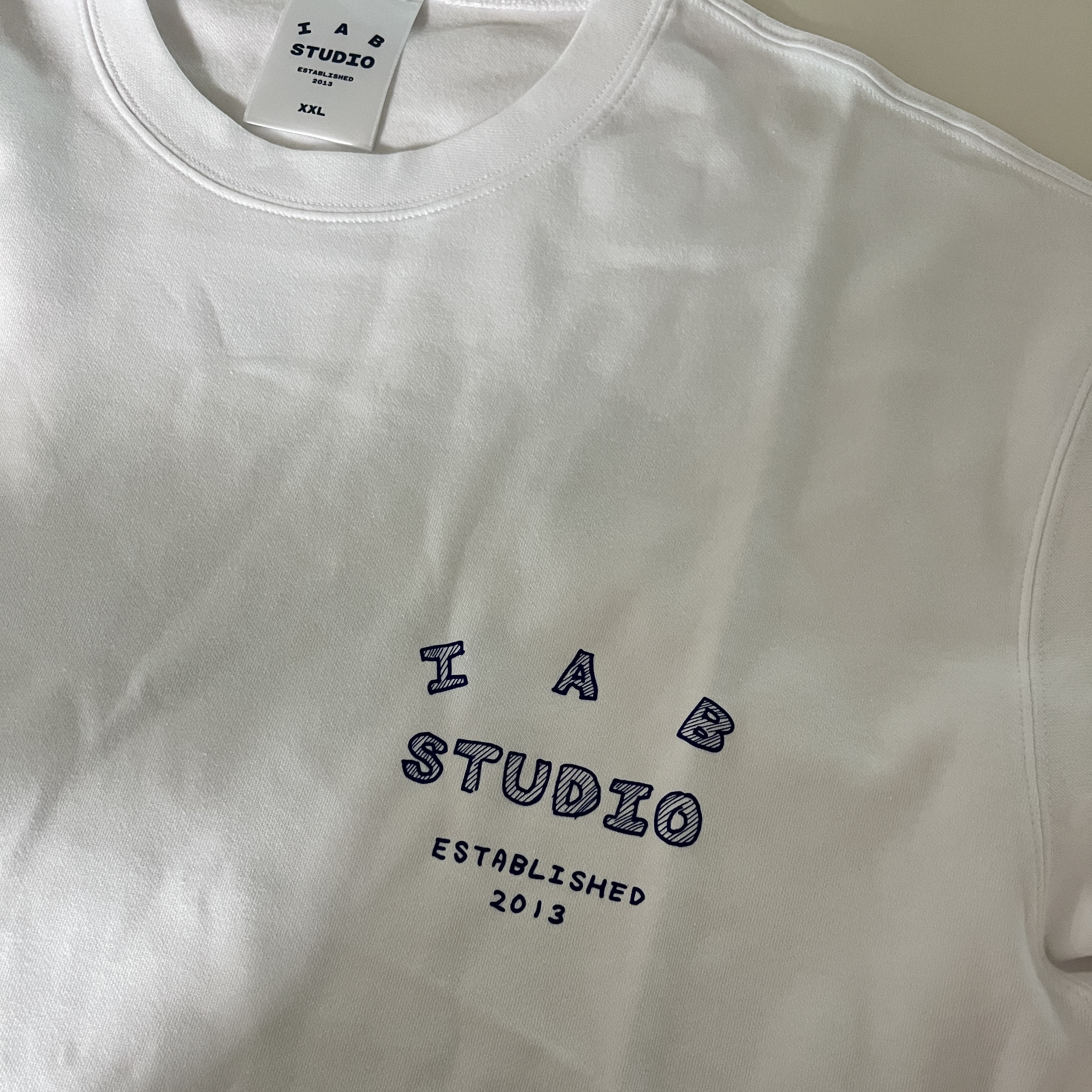 IAB Studio Sketch T-shirt White 착용 스타일