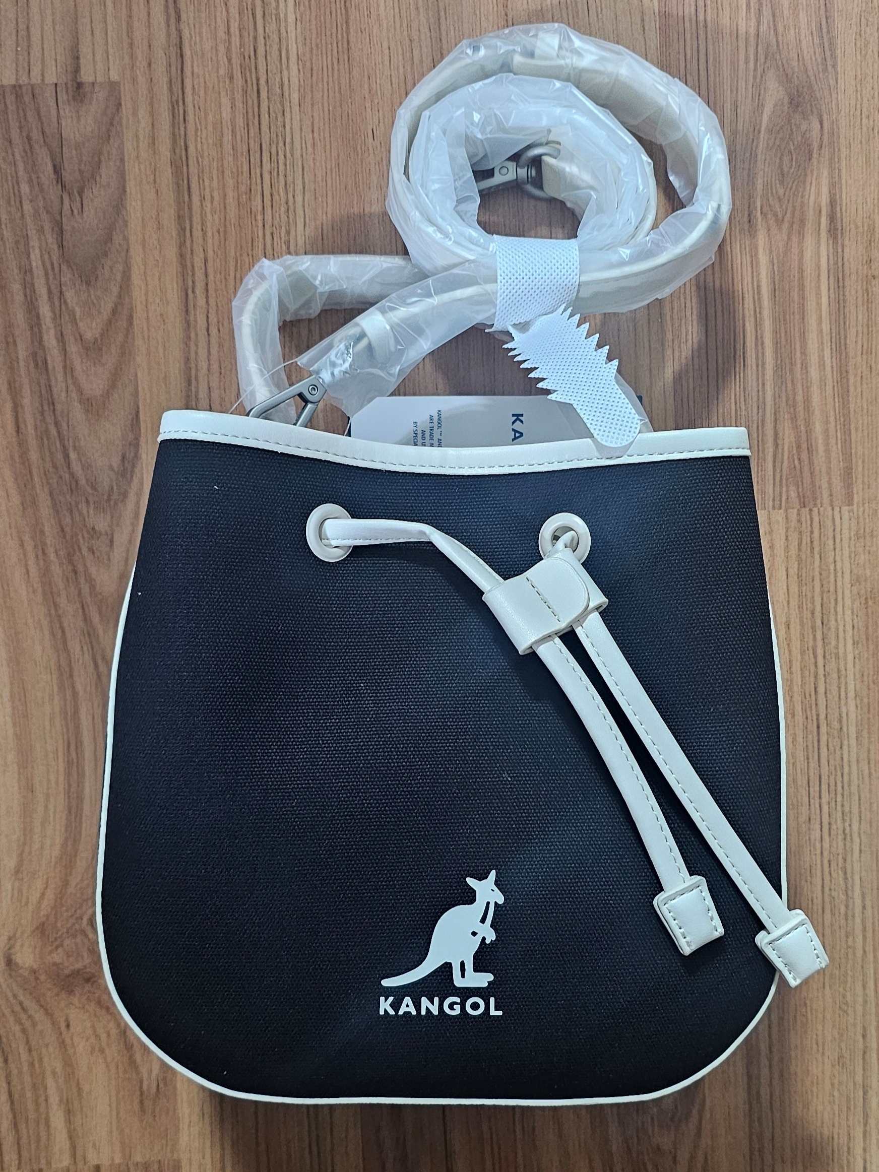 Kangol Sally Canvas Bucket Bag 3810 Ivory 착용 스타일