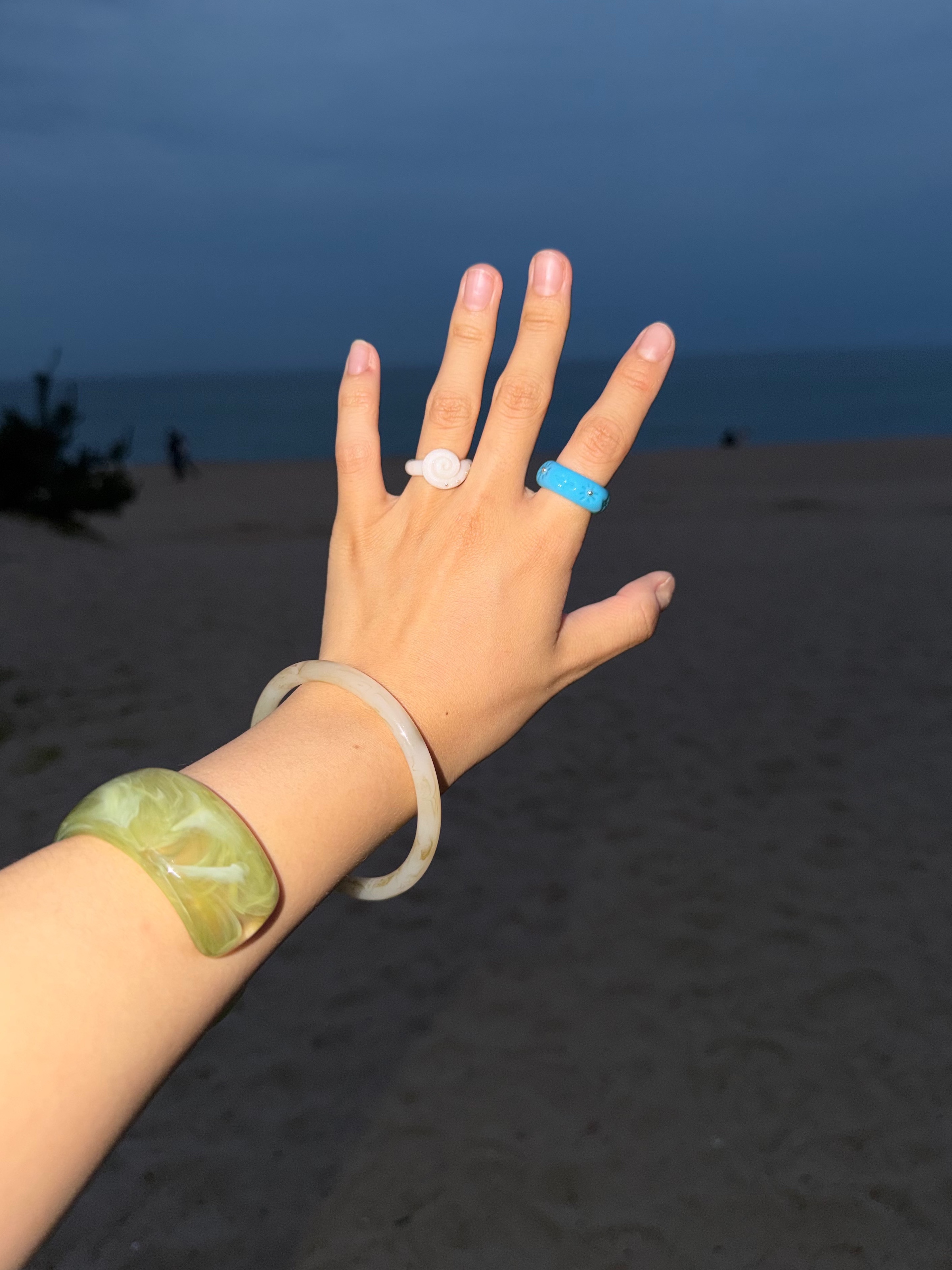 Nff Poppy Ring Blue, Nff Eddy Ring White 착용 스타일 - 1