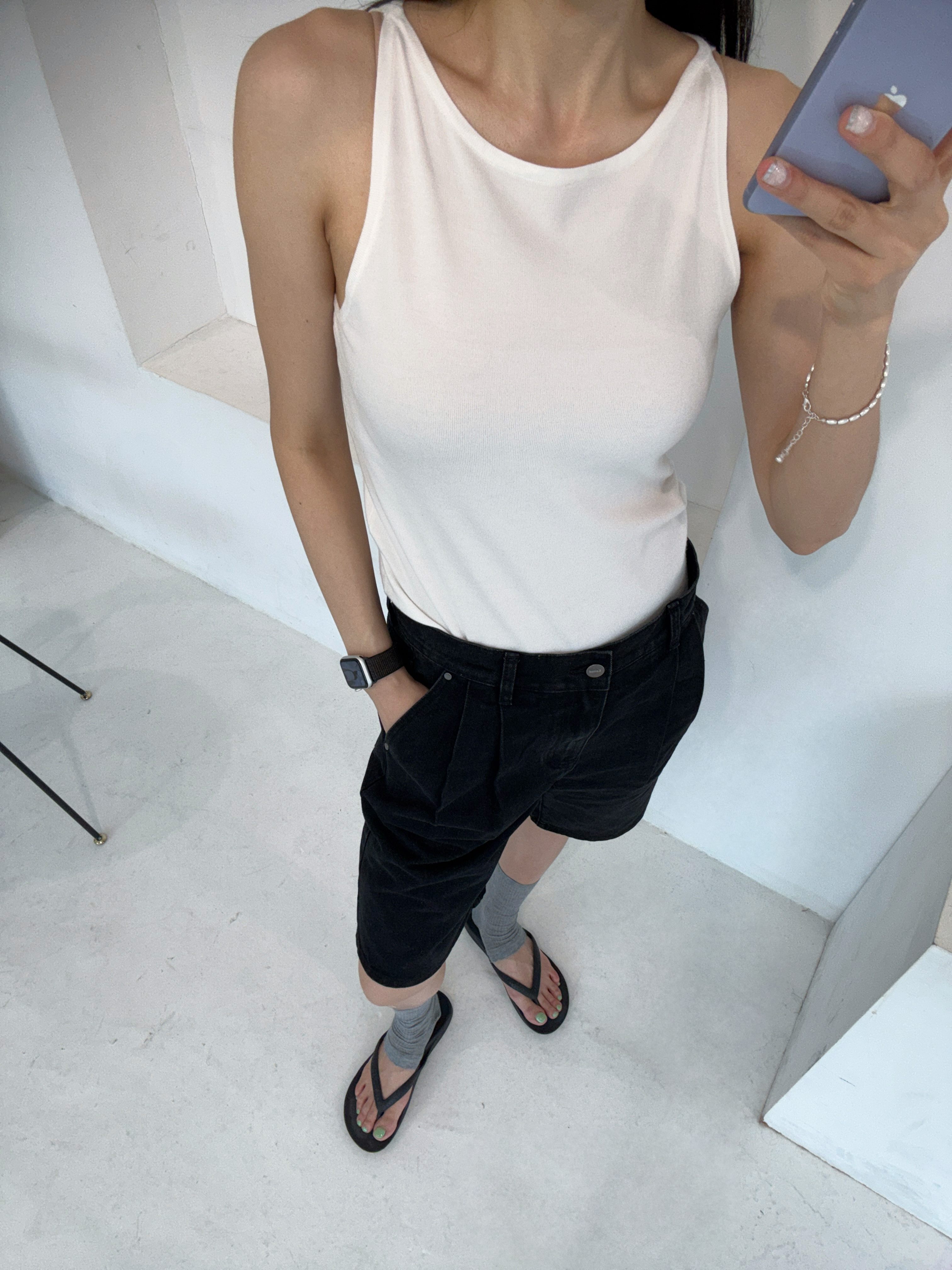 [KREAM 단독][니티드X림박스] Knitted Relaxed Washing Denim Two-Tuck Cinch Back Shorts Black 착용 스타일 - 2