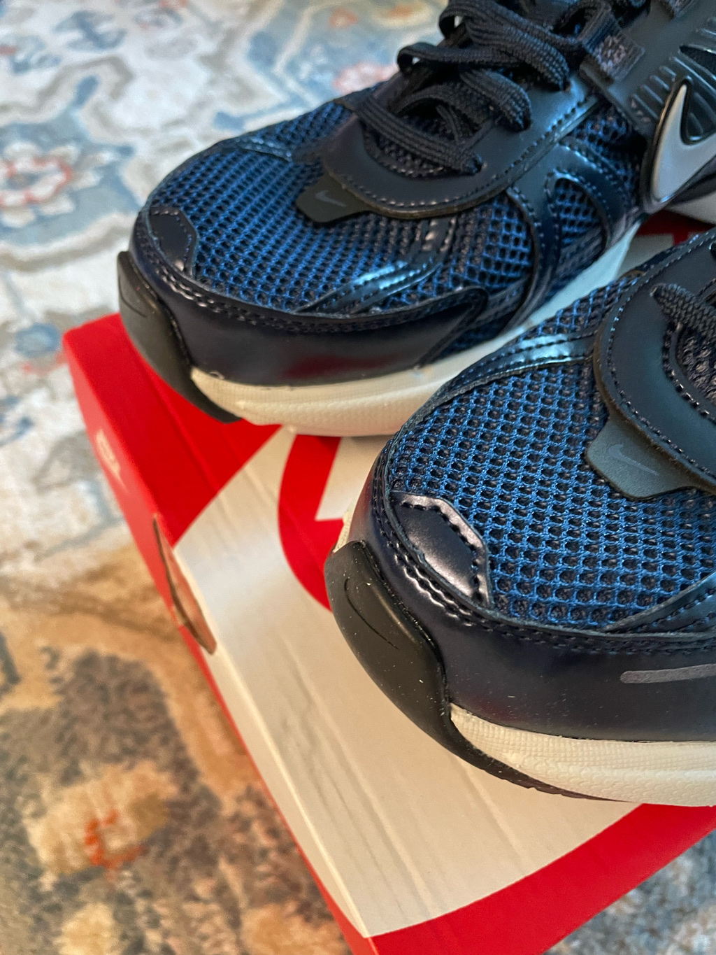 Nike V2K Run Obsidian Thunder Blue 착용 스타일 - 4