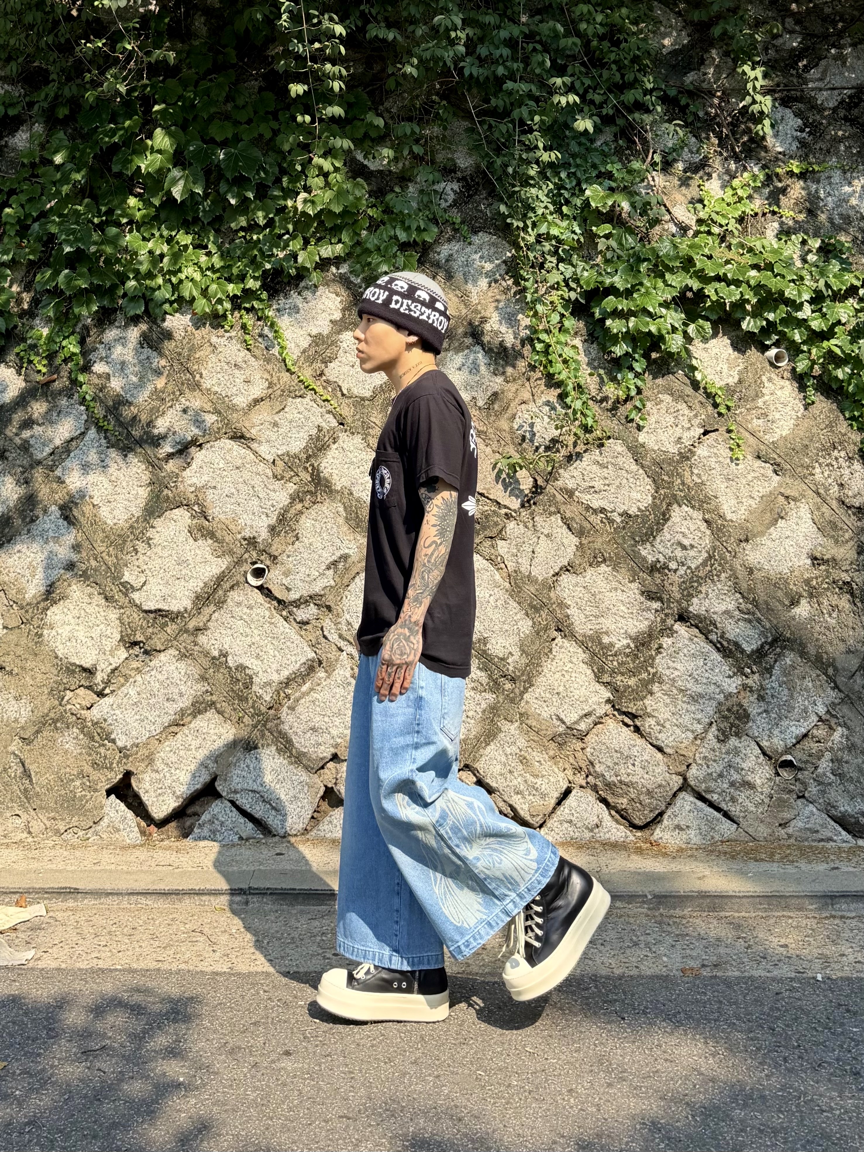 Rick Owens Mega Bumper Sneakers Black Milk 착용 스타일 - 1