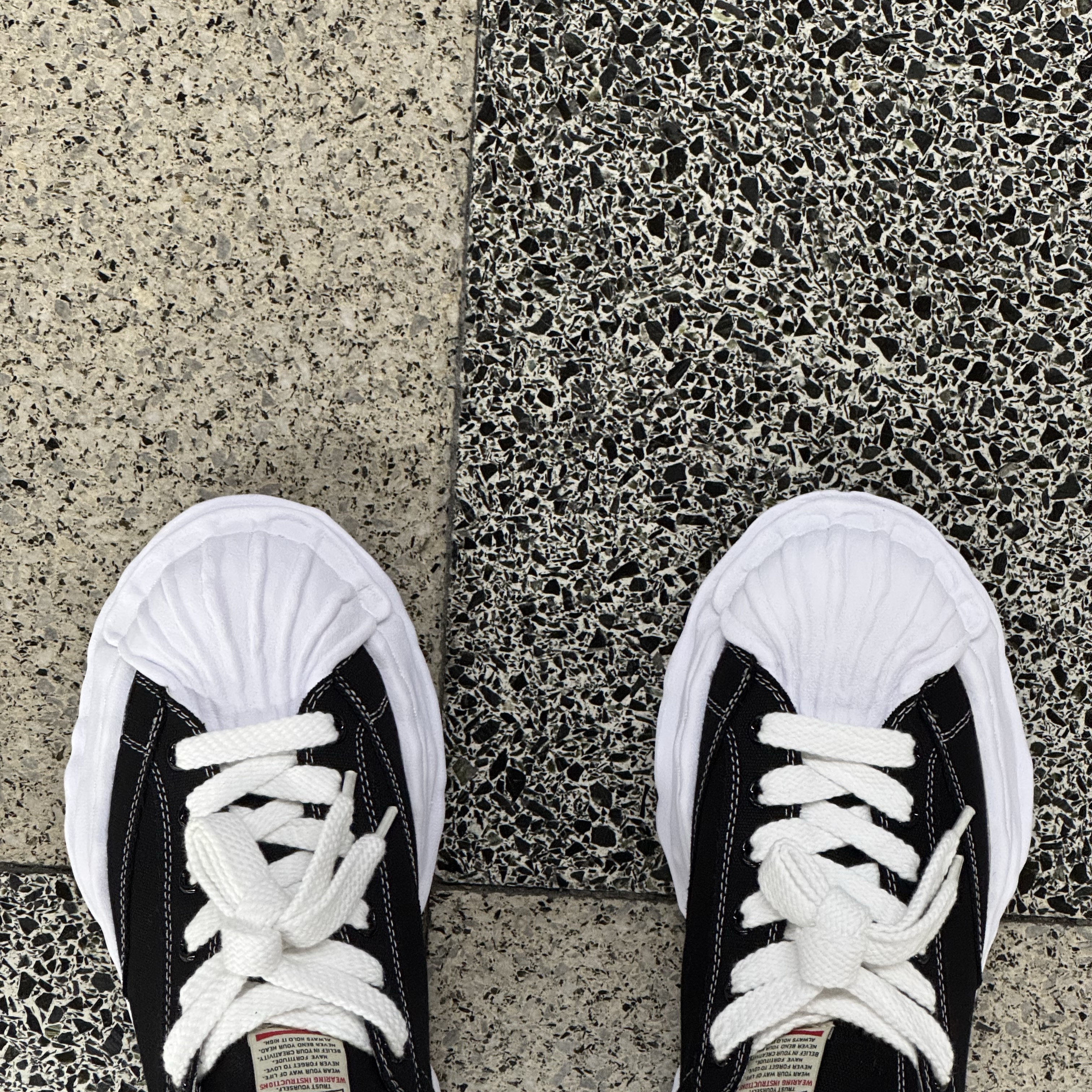 Maison Mihara Yasuhiro Blakey OG Sole Canvas Low-top Sneakers Black White 착용 스타일 - 3