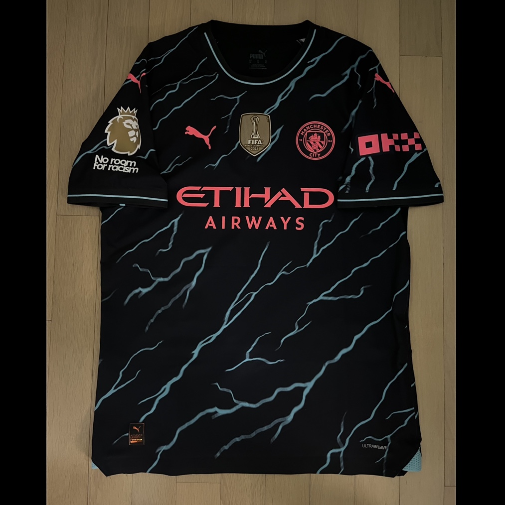 Puma Manchester City 2023/24 Away Jersey White Aubergine (Non Marking Ver.), Puma Manchester City 2024/25 4th Jersey Rosebay Bold Blue (Non Marking Ver.) 착용 스타일 - 2