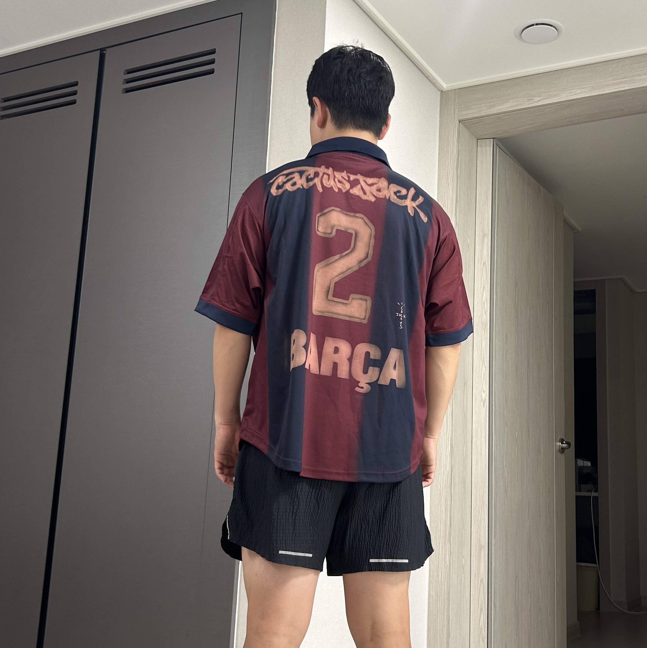 Nike FC Barcelona x Travis Scott Retro 2000/01 Home Skeleton Jersey Multicolor (Non Marking Ver.) 착용 스타일 - 2