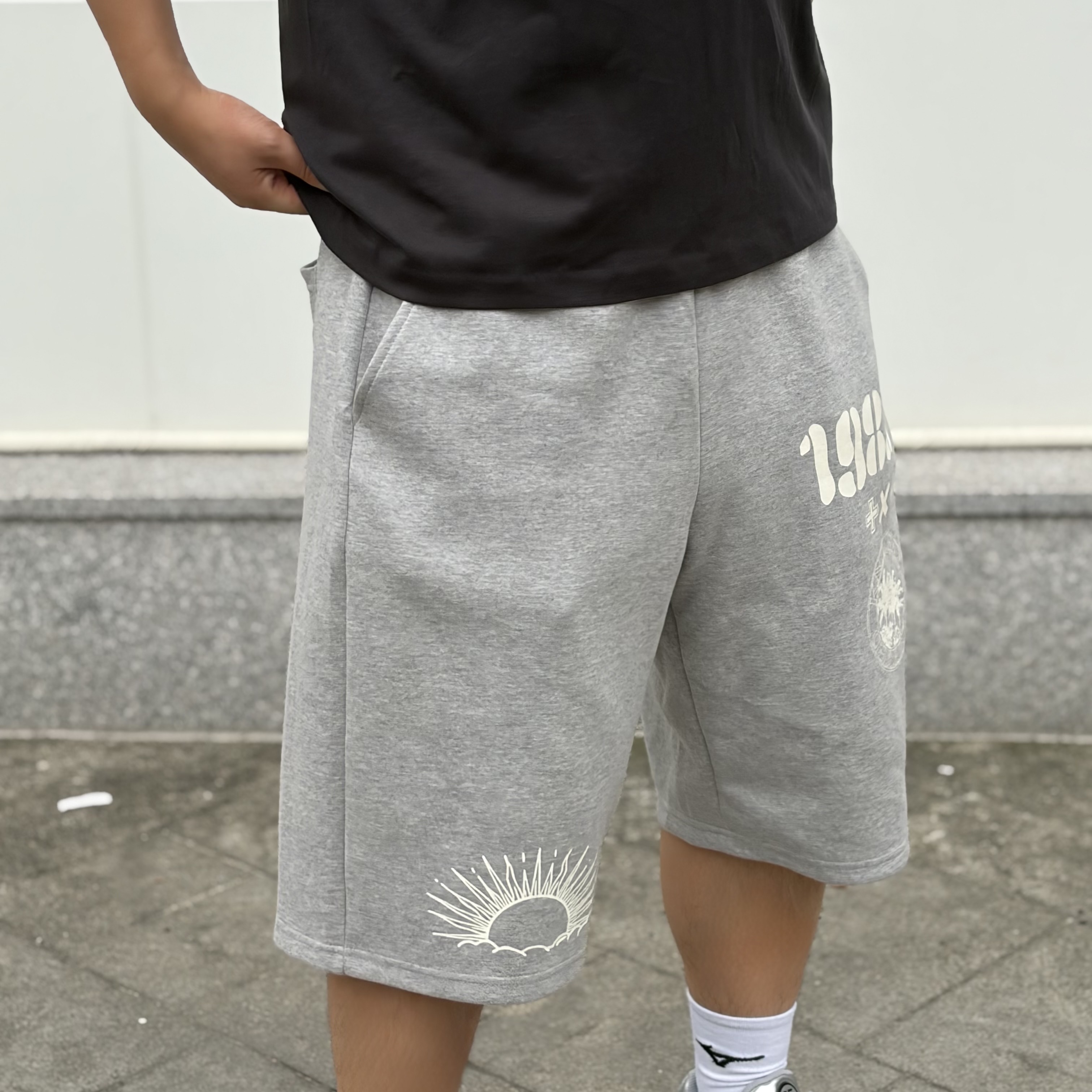 [KREAM 단독] Knitted 1989 Sunrise Graphic Bermuda Half Pants Melange Grey 착용 스타일 - 6