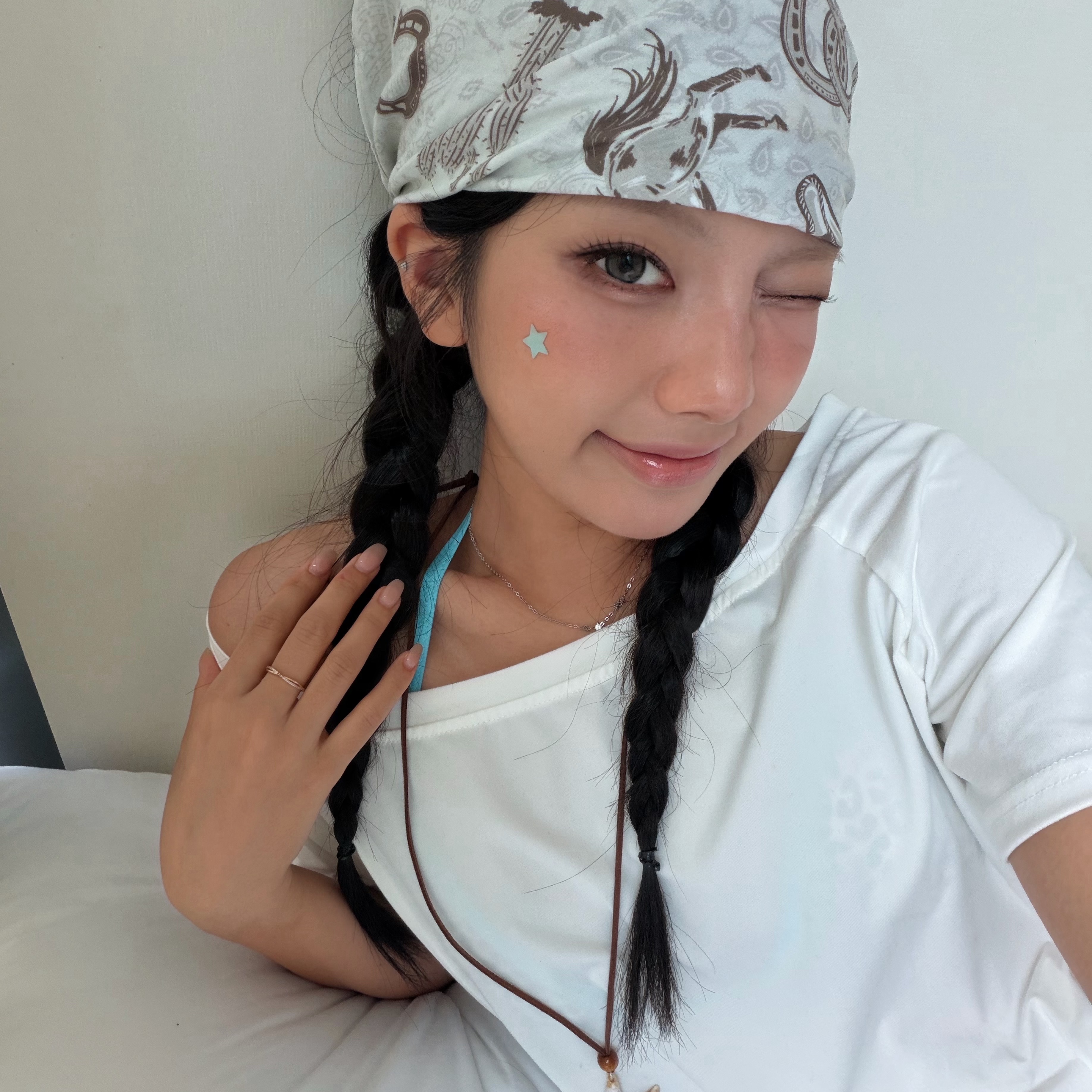 Thevinylhouse TVH Western Pattern Bandana Cream 착용 스타일 - 1