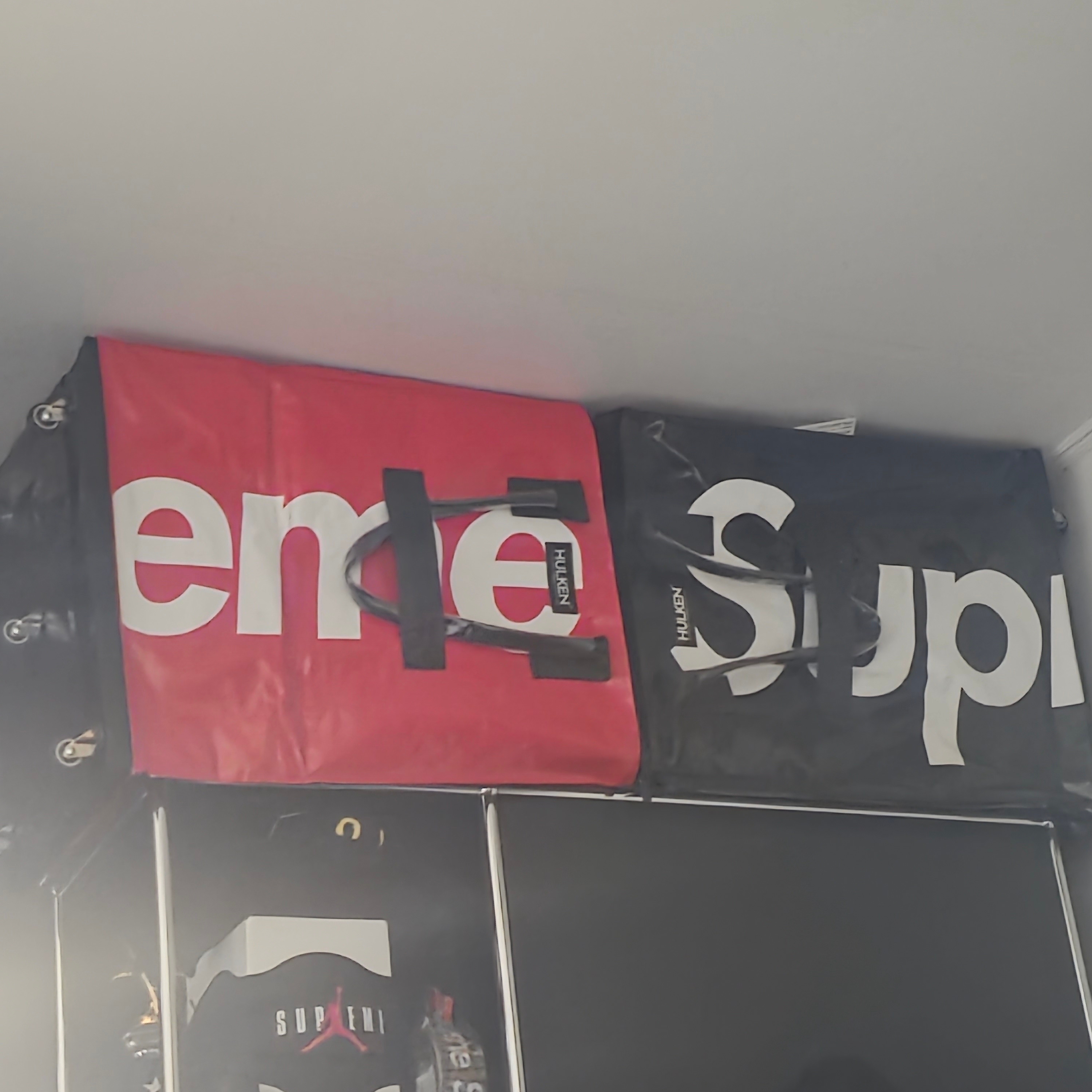 Supreme x Hulken Rolling Tote Bag Red - 26SS, Supreme x Hulken Rolling Tote Bag Black - 26SS 착용 스타일