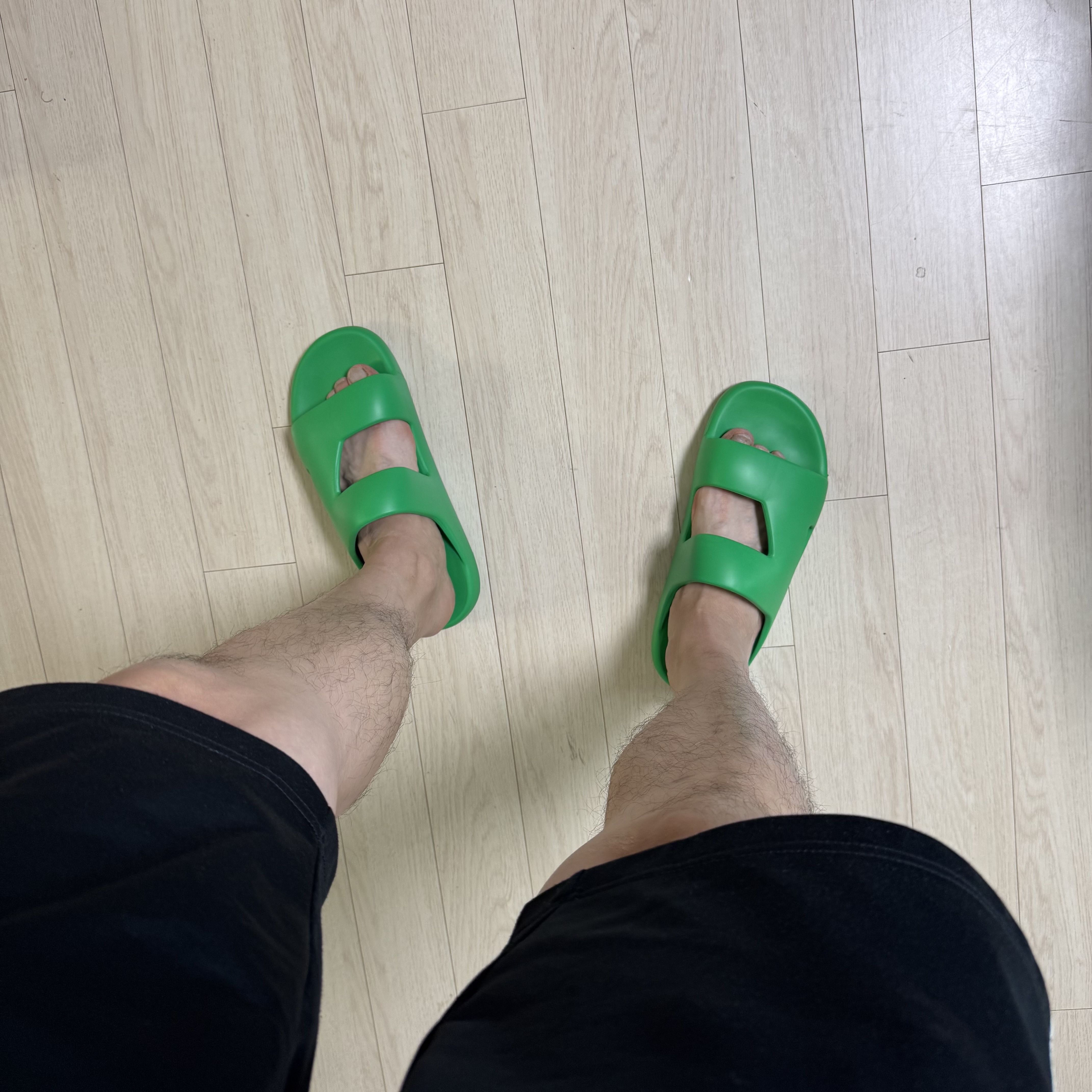 Bottega Veneta Band Slides Parakeet 착용 스타일