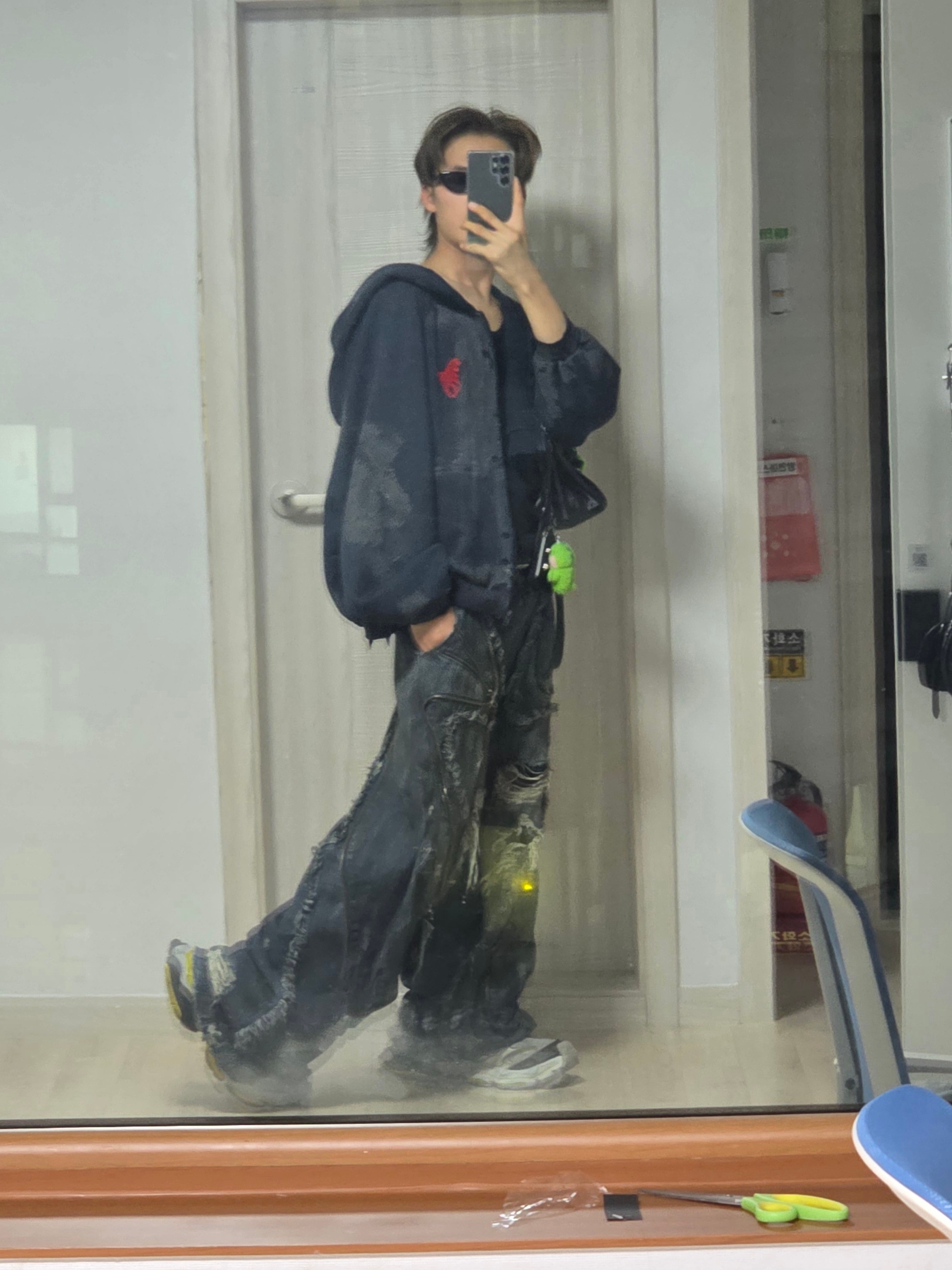 Balenciaga 3XL Sneakers Light Beige, Balenciaga Cut-Up Baggy Pants Black 착용 스타일 - 6