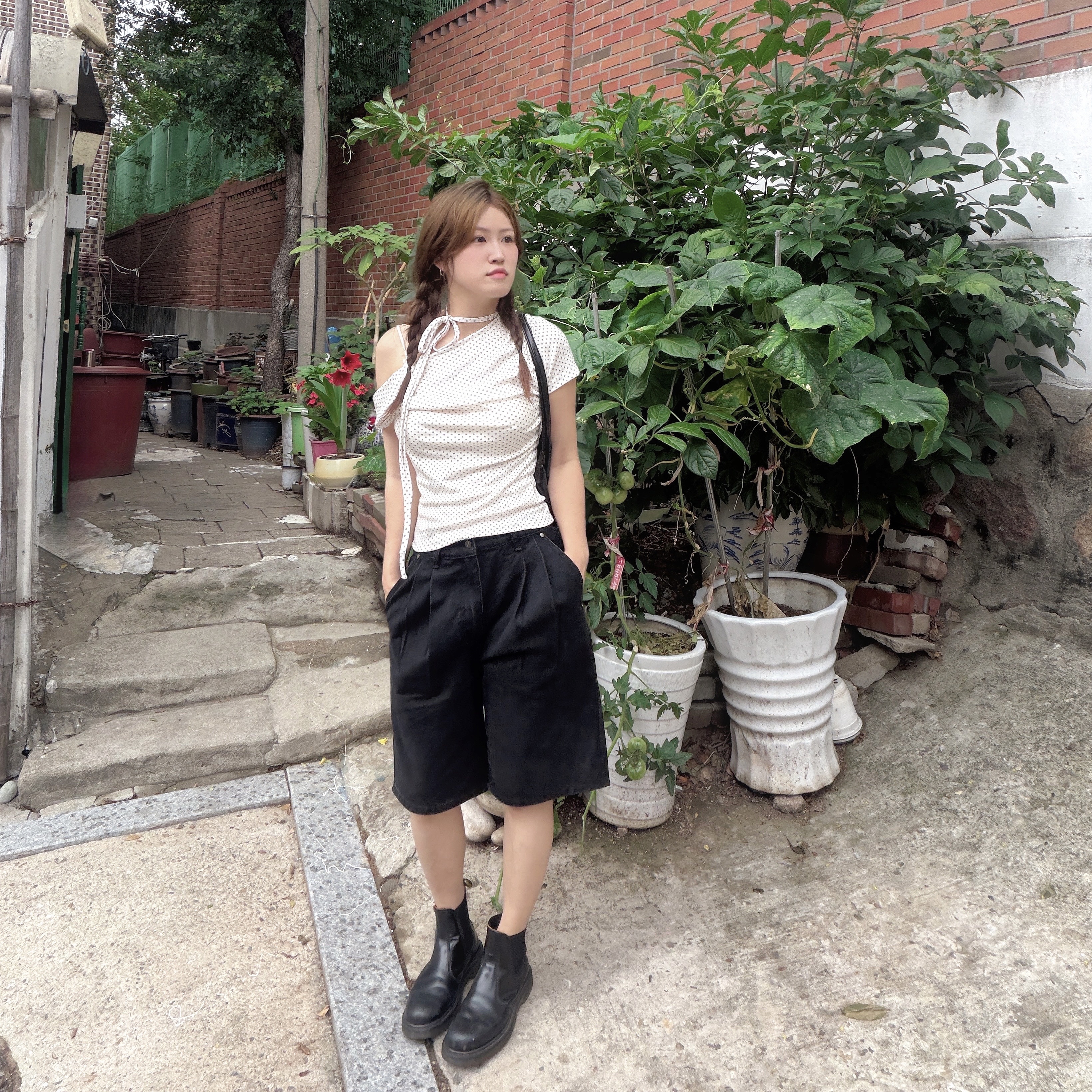 [KREAM 단독][니티드X림박스] Knitted Relaxed Washing Denim Two-Tuck Cinch Back Shorts Black, Dr. Martens 2976 Chelsea Black Smooth 착용 스타일 - 5