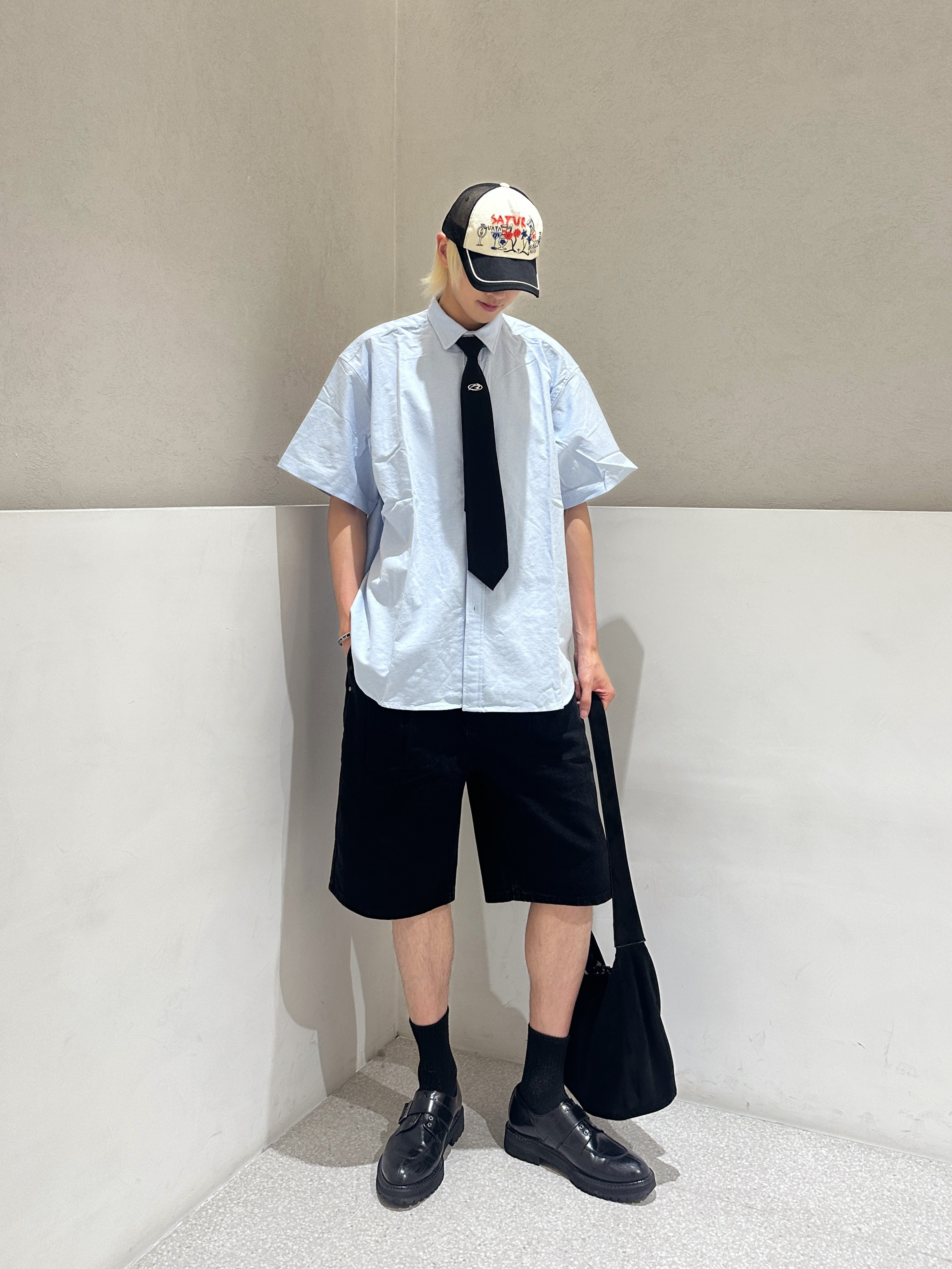 [KREAM 단독][니티드X림박스] Knitted Relaxed Washing Denim Two-Tuck Cinch Back Shorts Black 착용 스타일 - 3