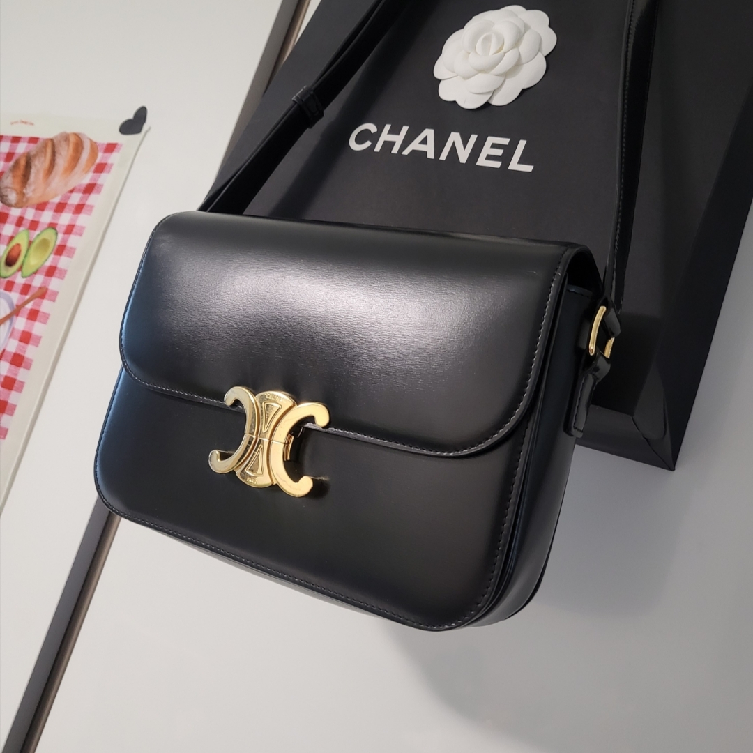 Celine Classique Triomphe Bag in Shiny Calfskin Black 착용 스타일
