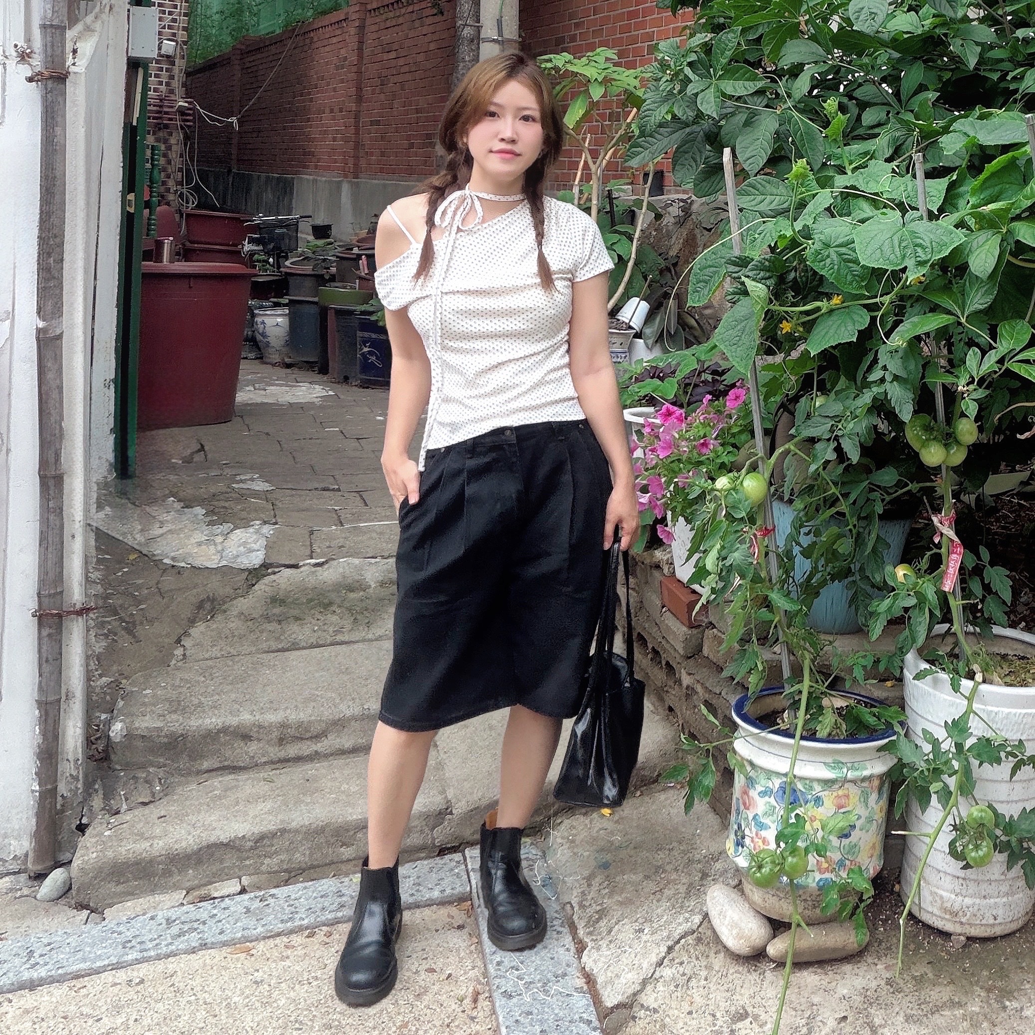 [KREAM 단독][니티드X림박스] Knitted Relaxed Washing Denim Two-Tuck Cinch Back Shorts Black, Dr. Martens 2976 Chelsea Black Smooth 착용 스타일 - 1