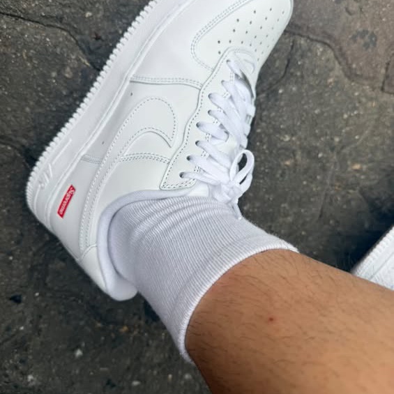 Nike x Supreme Air Force 1 Low White 착용 스타일
