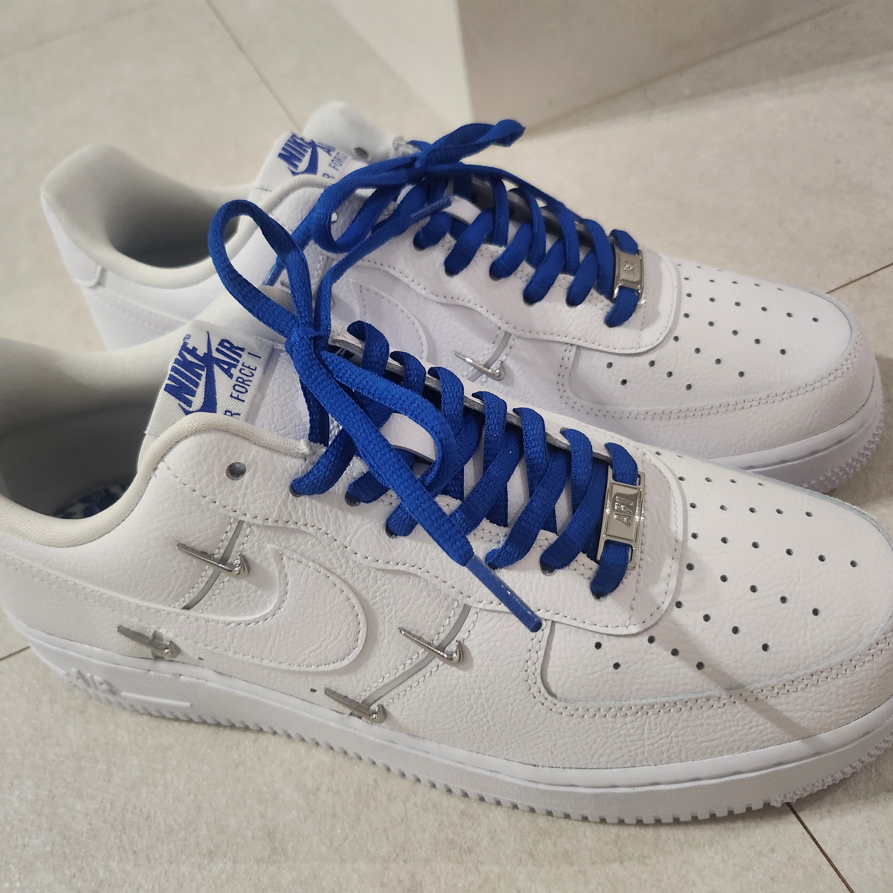(W) Nike Air Force 1 Low '07 LX Chrome Luxe 착용 스타일 - 2