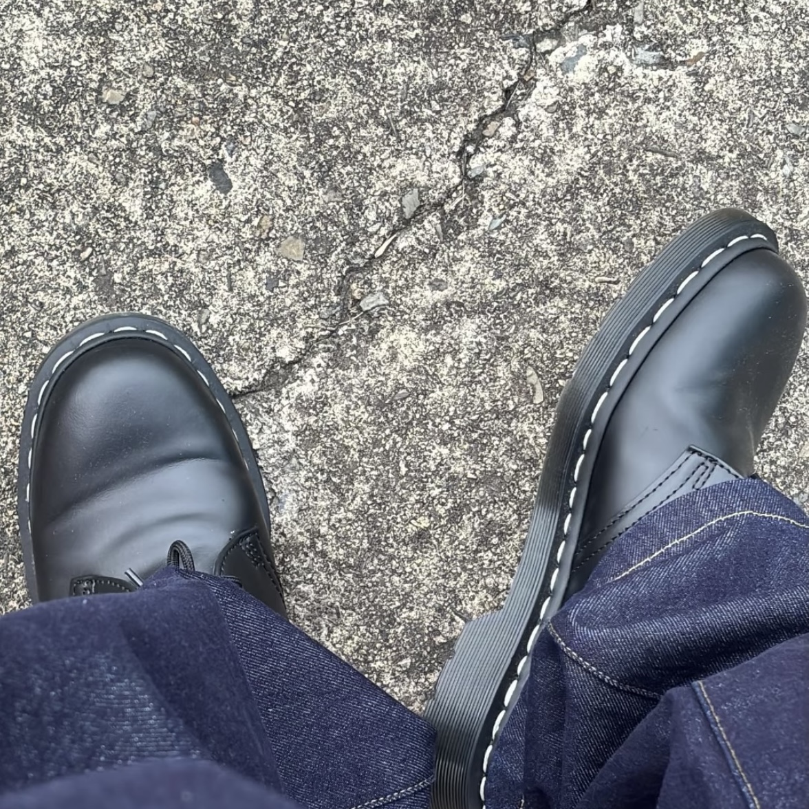 Carhartt WIP Robertson Denim Landon Pants Blue Rinsed, Dr. Martens 1461 WS Black Smooth 착용 스타일