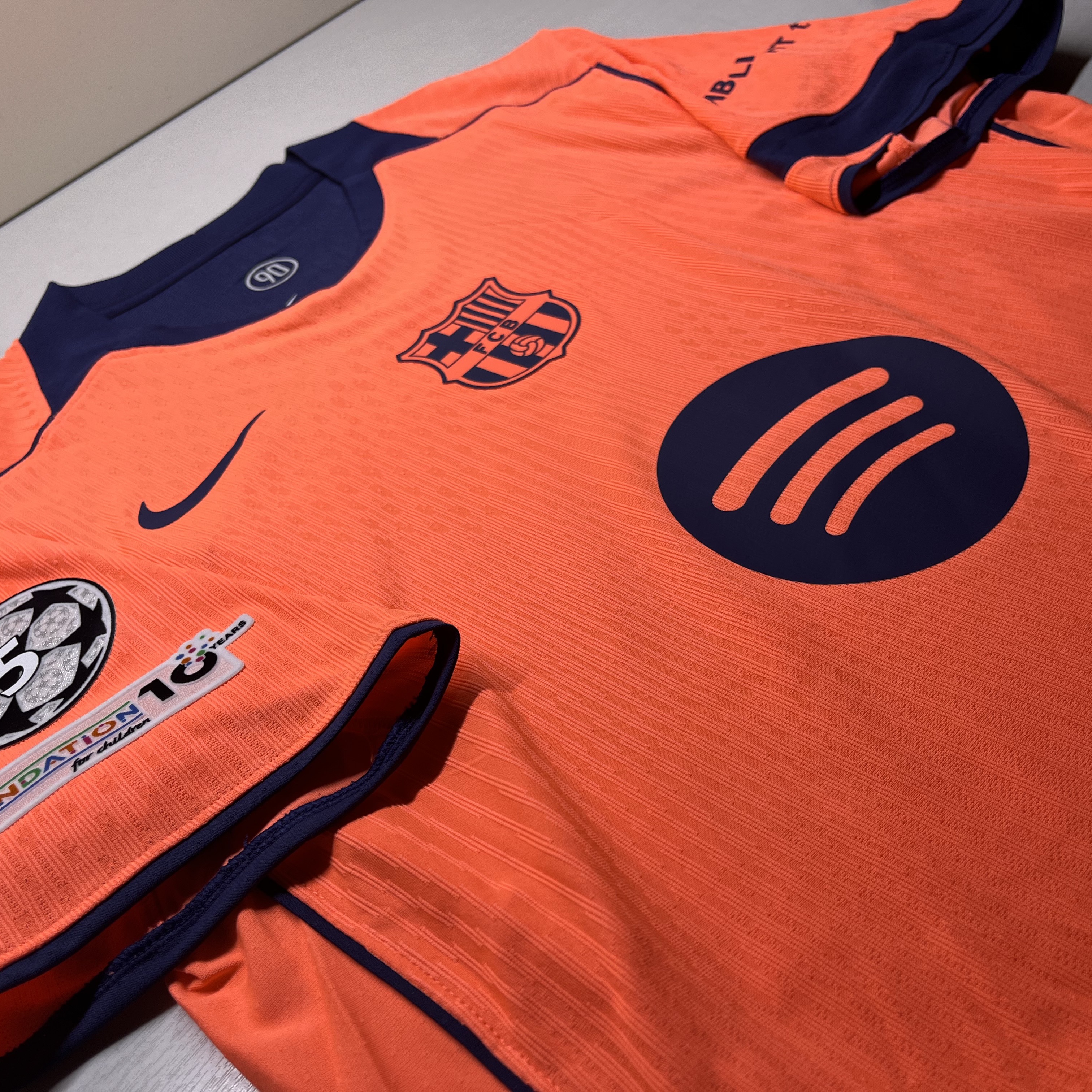 Nike England 2024/25 Dri-Fit ADV Match Home Authentic Jersey White Blue Void (Non Marking Ver.), Nike Korea 2023/24 Dri-Fit Stadium Home Replica Jersey Black Global Red - Asia (Non Marking Ver.) 착용 스타일 - 3