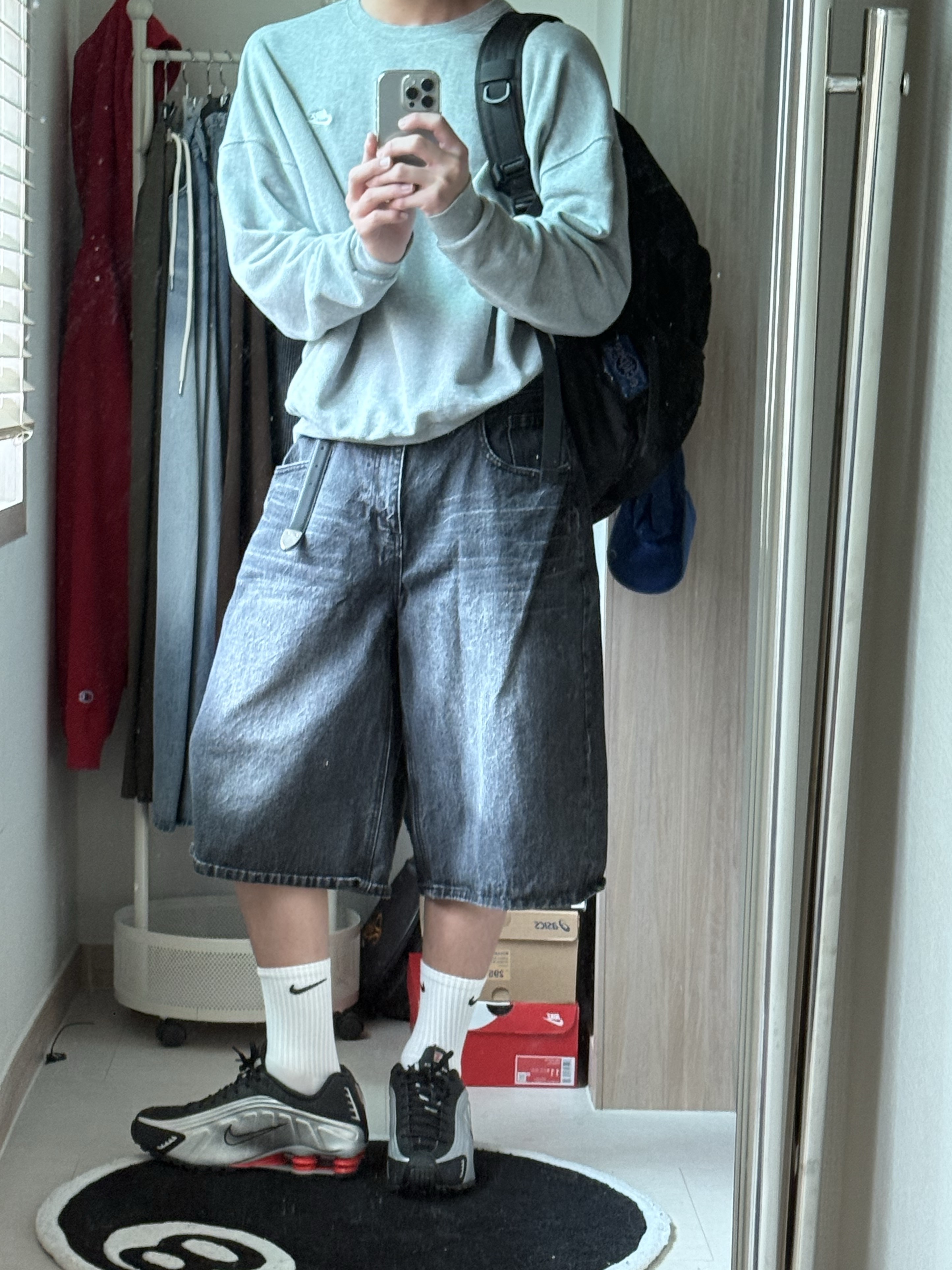 Nike Shox R4 Metallic Silver Red, Nike NSW Club Fleece Crew Sweatshirt Dark Grey Heather - Asia 착용 스타일 - 2