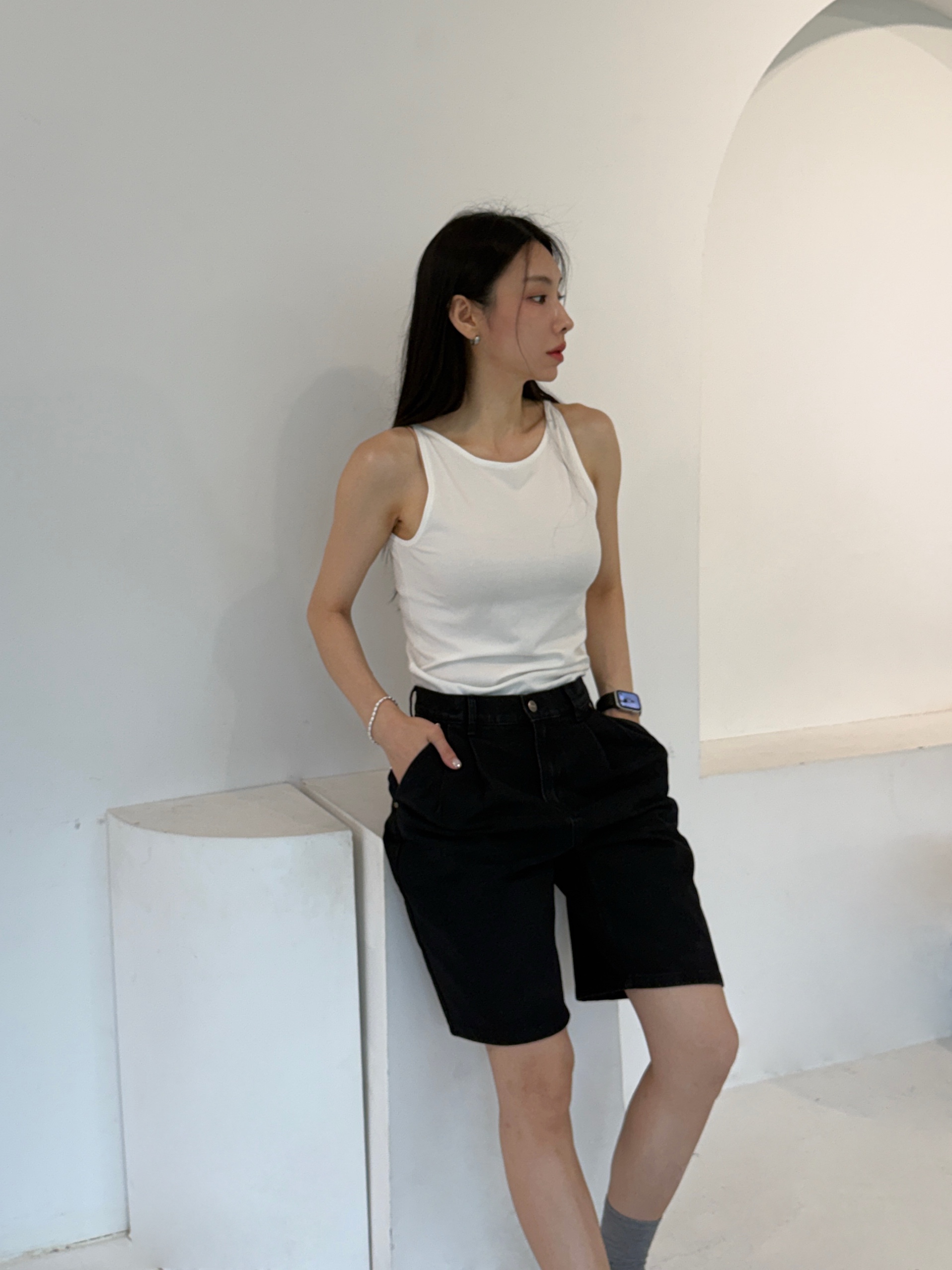 [KREAM 단독][니티드X림박스] Knitted Relaxed Washing Denim Two-Tuck Cinch Back Shorts Black 착용 스타일 - 3