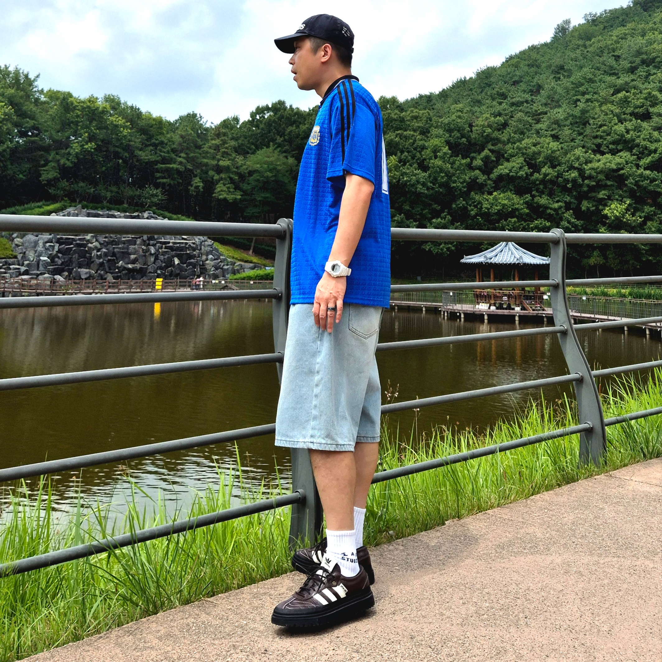 Adidas x Song for the Mute 007 Samba LX Freizeit Aurora Coffee, IAB Studio Socks White (5 Pack) 착용 스타일 - 3