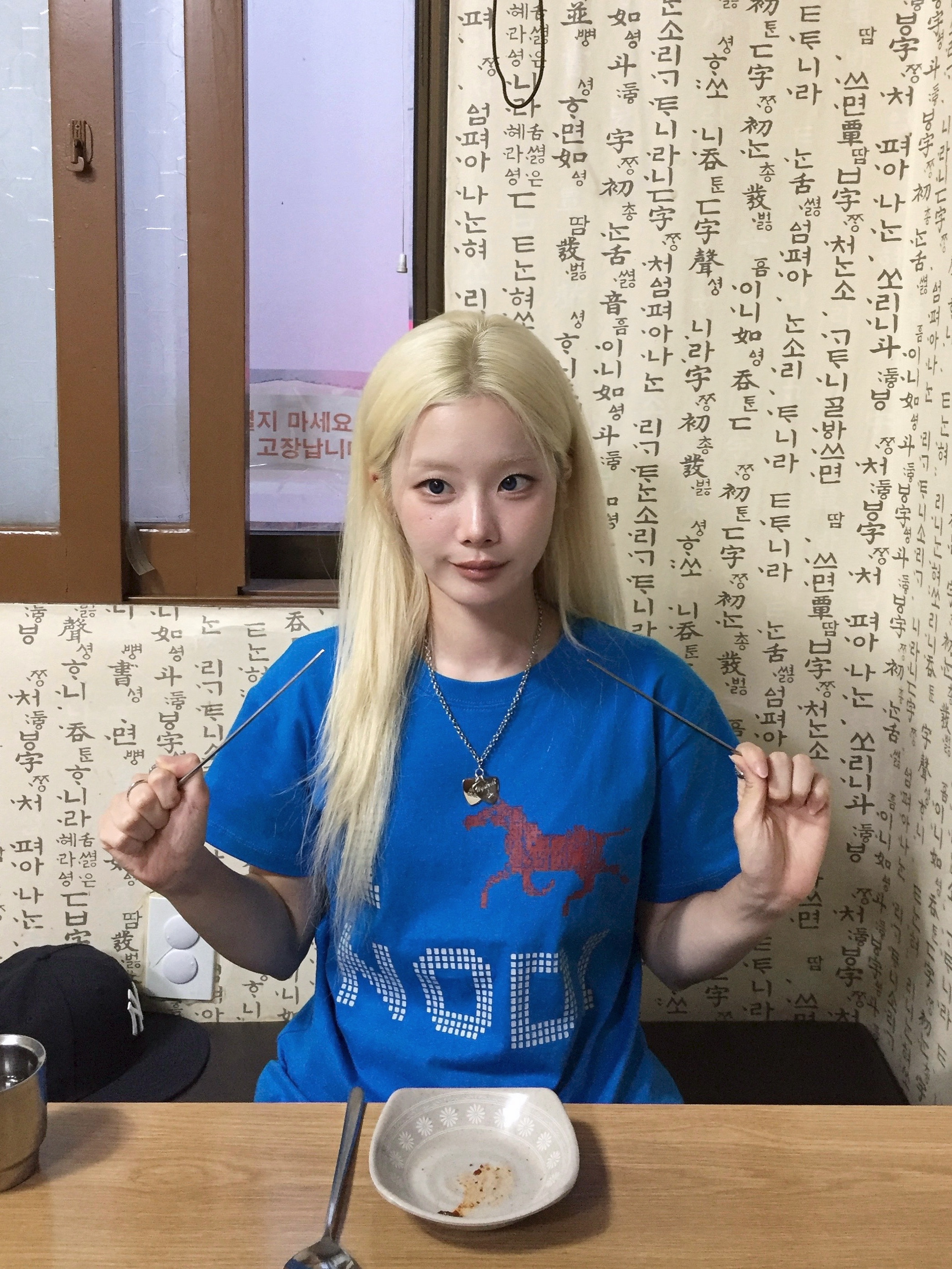 (W) Hysteric Glamour On Skull Pick Necklace Silver, NODI System Error Horse Crop Tee Sapphire Blue 착용 스타일 - 2