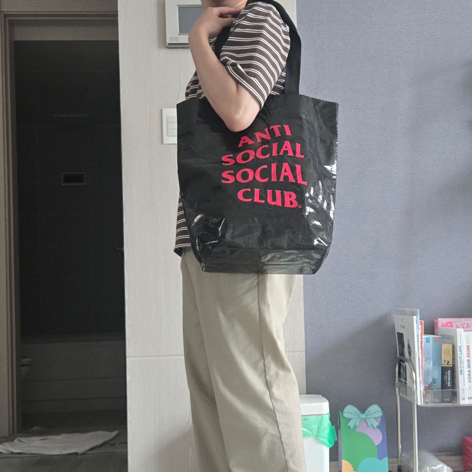 Anti Social Social Club Reusable Bag Black 착용 스타일